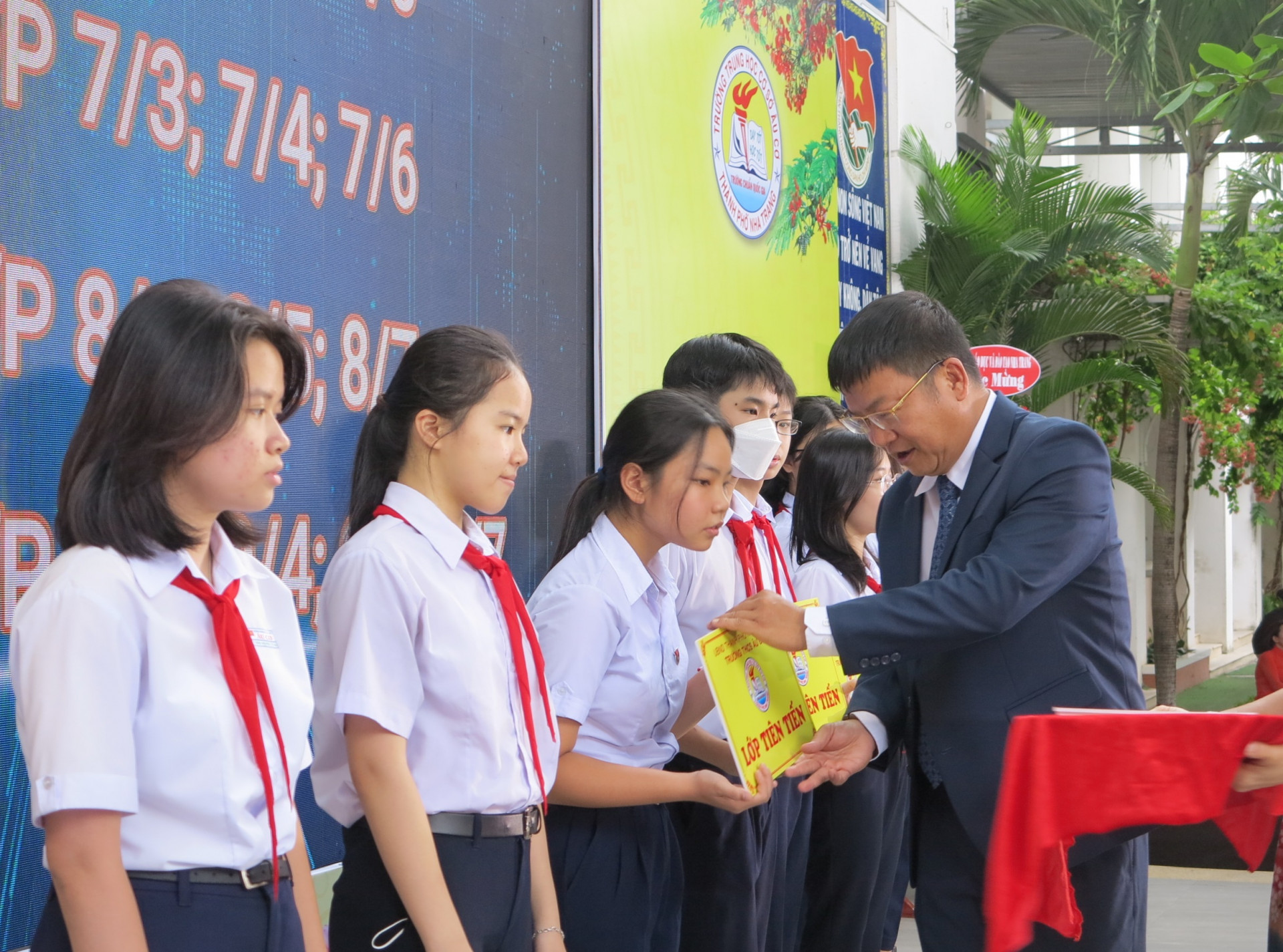 Ông Võ Hoàn Hải - Giám đốc Sở Giáo dục và Đào tạo khen thưởng cho các tập thể lớp tiên tiến. 