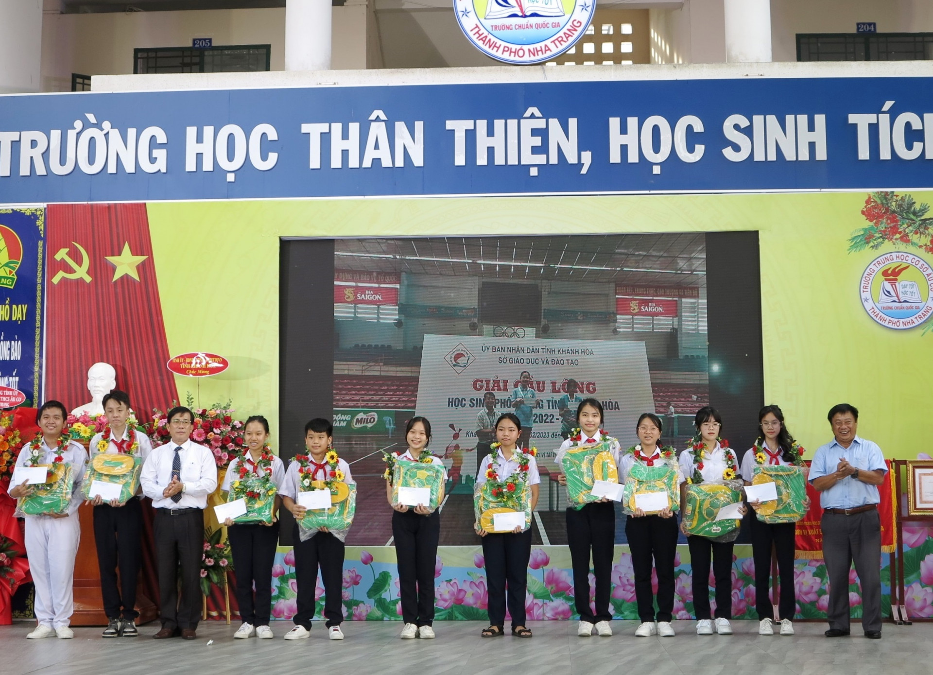 Lãnh đạo Phòng Giáo dục và Đào tạo TP. Nha Trang và Giám đốc Nhà Thiếu nhi tỉnh Khánh Hòa khen thưởng cho các học sinh. 