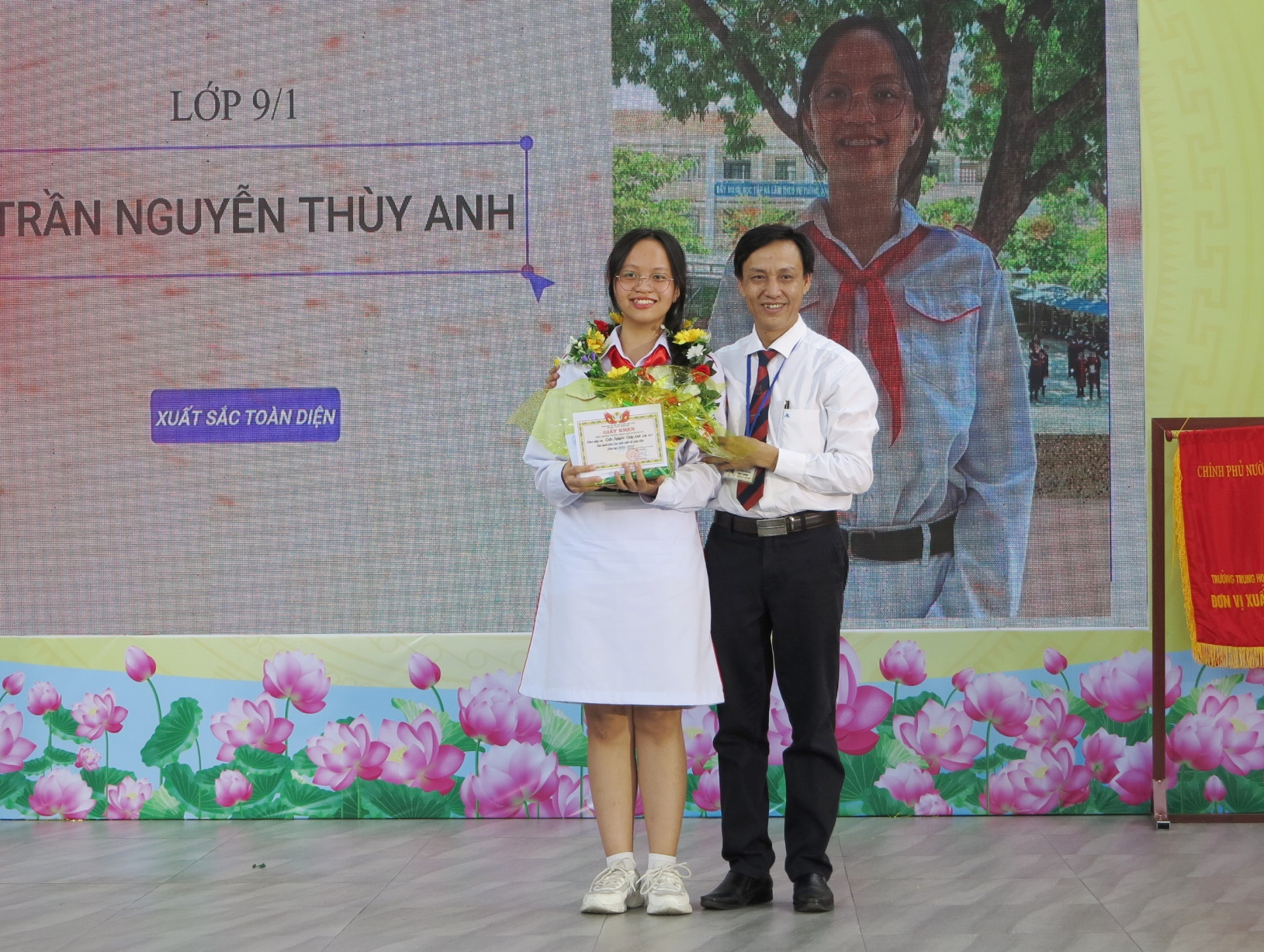 Thầy Võ Tấn Hoàng - Hiệu trưởng nhà trường khen thưởng cho học sinh xuất sắc toàn diện. 