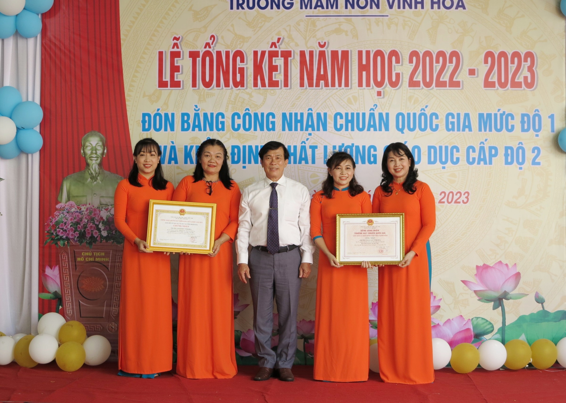 Ông Trần Nguyên Lập - Trưởng Phòng Giáo dục và Đào tạo TP. Nha Trang trao trao bằng công nhận đạt chuẩn quốc gia mức độ 1 của UBND tỉnh và chứng nhận đạt kiểm định chất lượng giáo dục cấp độ 2 của Sở Giáo dục và Đào tạo cho nhà trường.