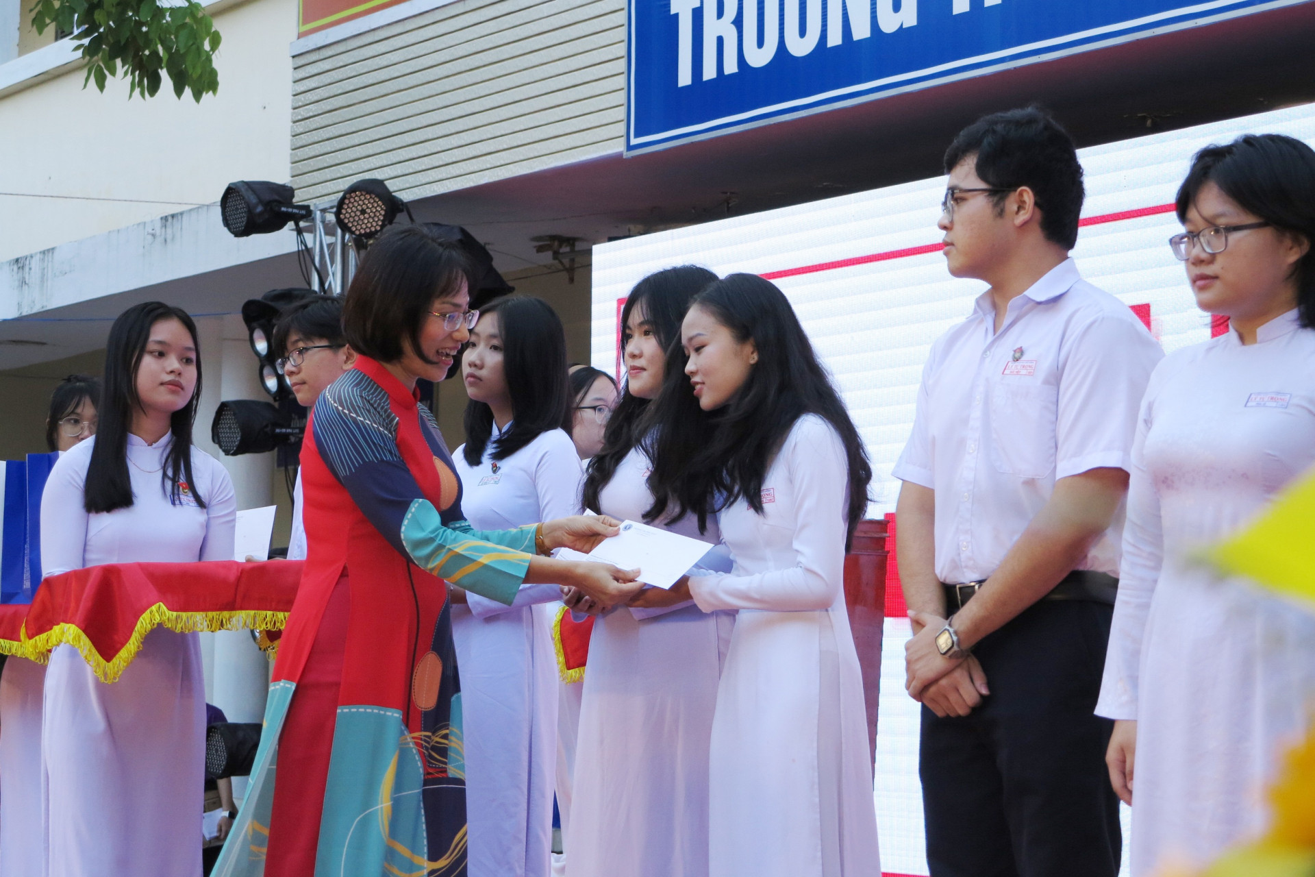 Đại diện Trường Đại học Luật TP. Hồ Chí Minh trao học bổng cho các học sinh xuất sắc 