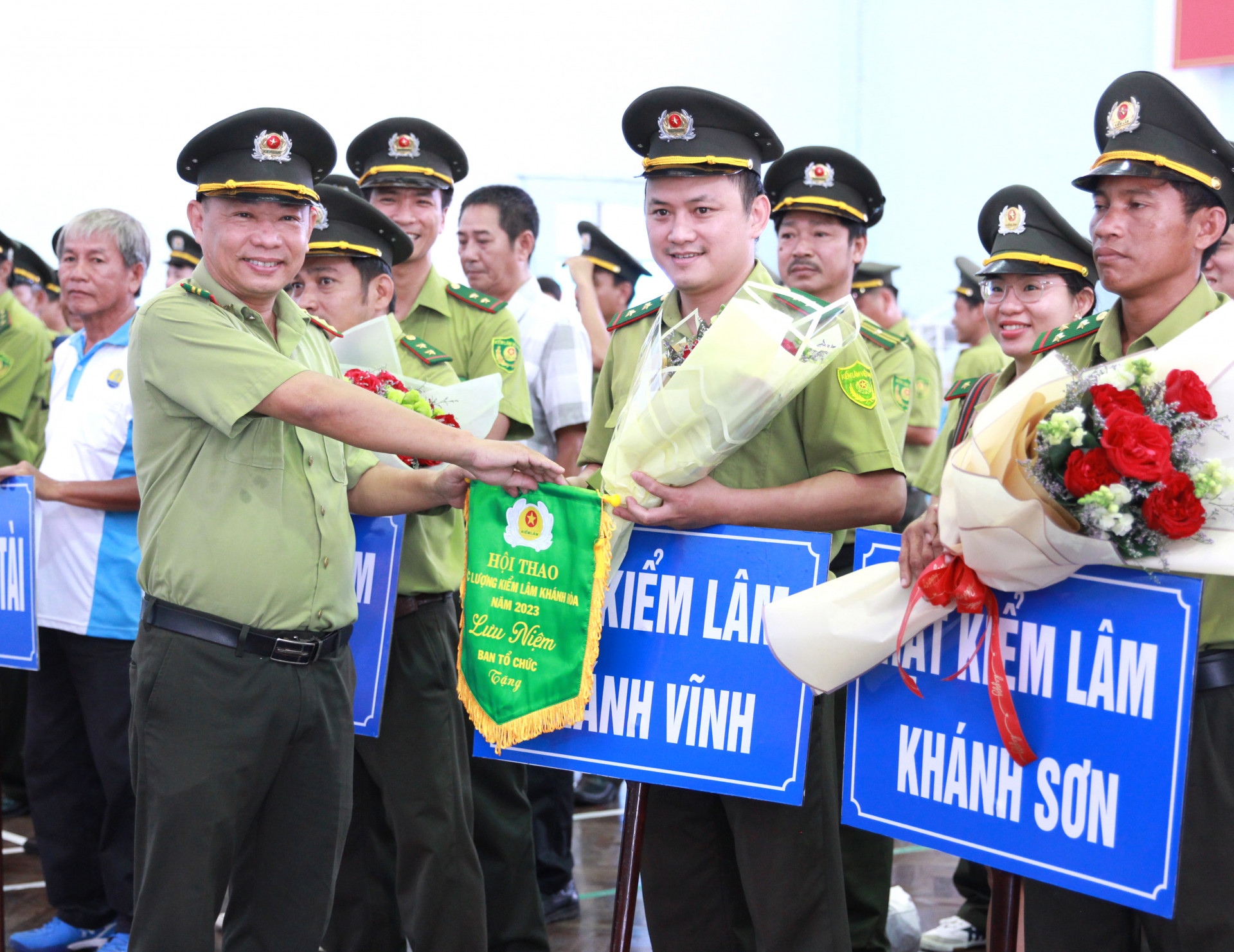 Ông Nguyễn Khương - Chi cục trưởng Chi cục Kiểm lâm trao hoa và cờ lưu niệm cho các đơn vị tham dự hội thao
