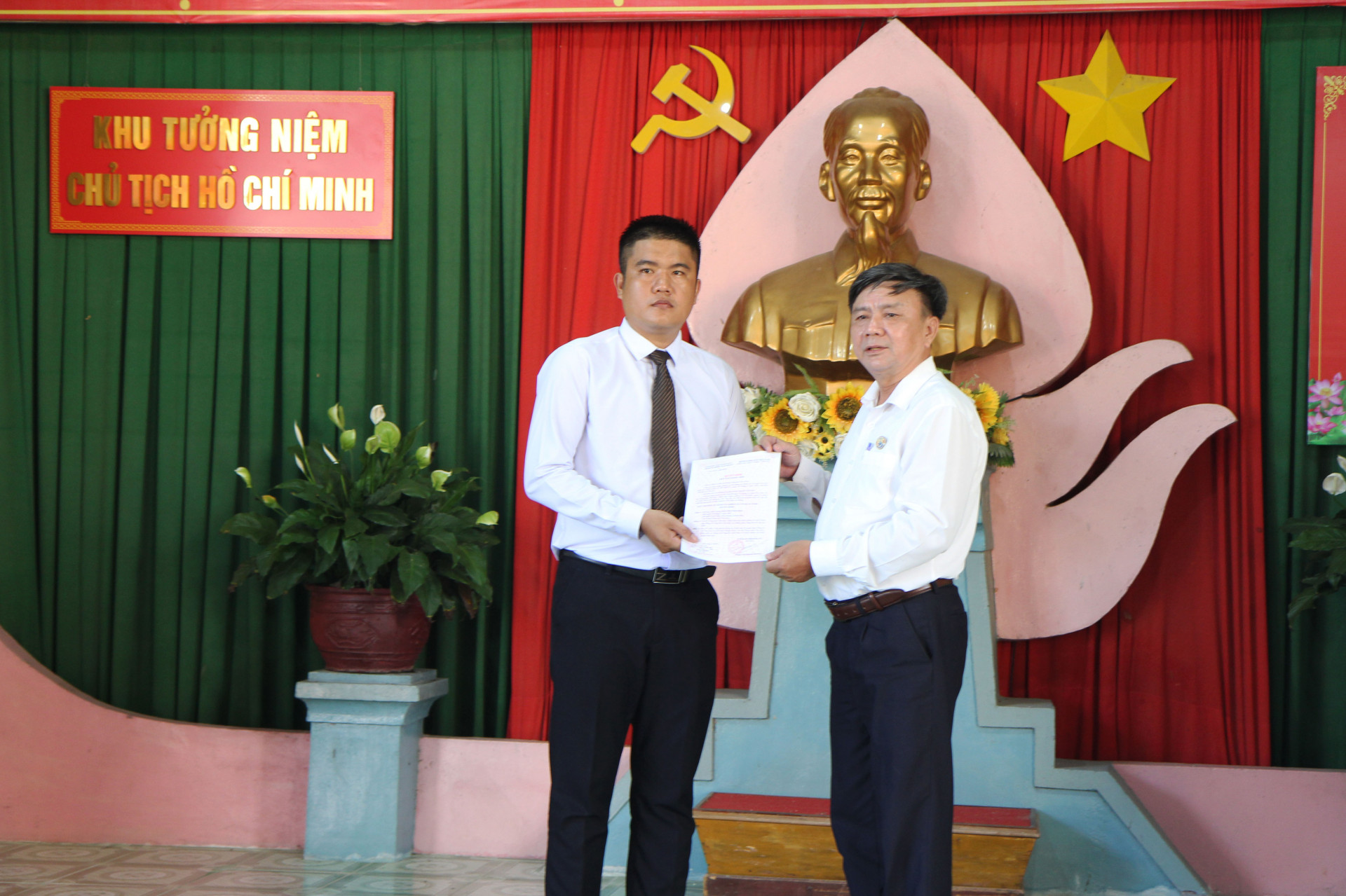 Ông Văn Đình Ân - Đảng ủy viên Đảng ủy Sở Văn hóa và Thể thao, Giám đốc Trung tâm Văn hóa - Điện ảnh tỉnh trao quyết định kết nạp cho đảng viên mới.