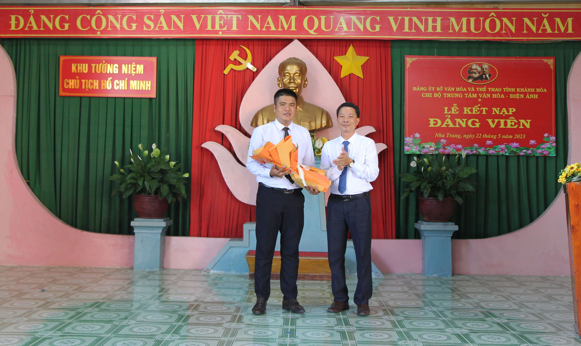 Ông Đặng Quốc Văn - Đảng ủy viên, Phó Giám đốc Sở Văn hóa và Thể thao tặng hoa chúc mừng đảng viên mới.  