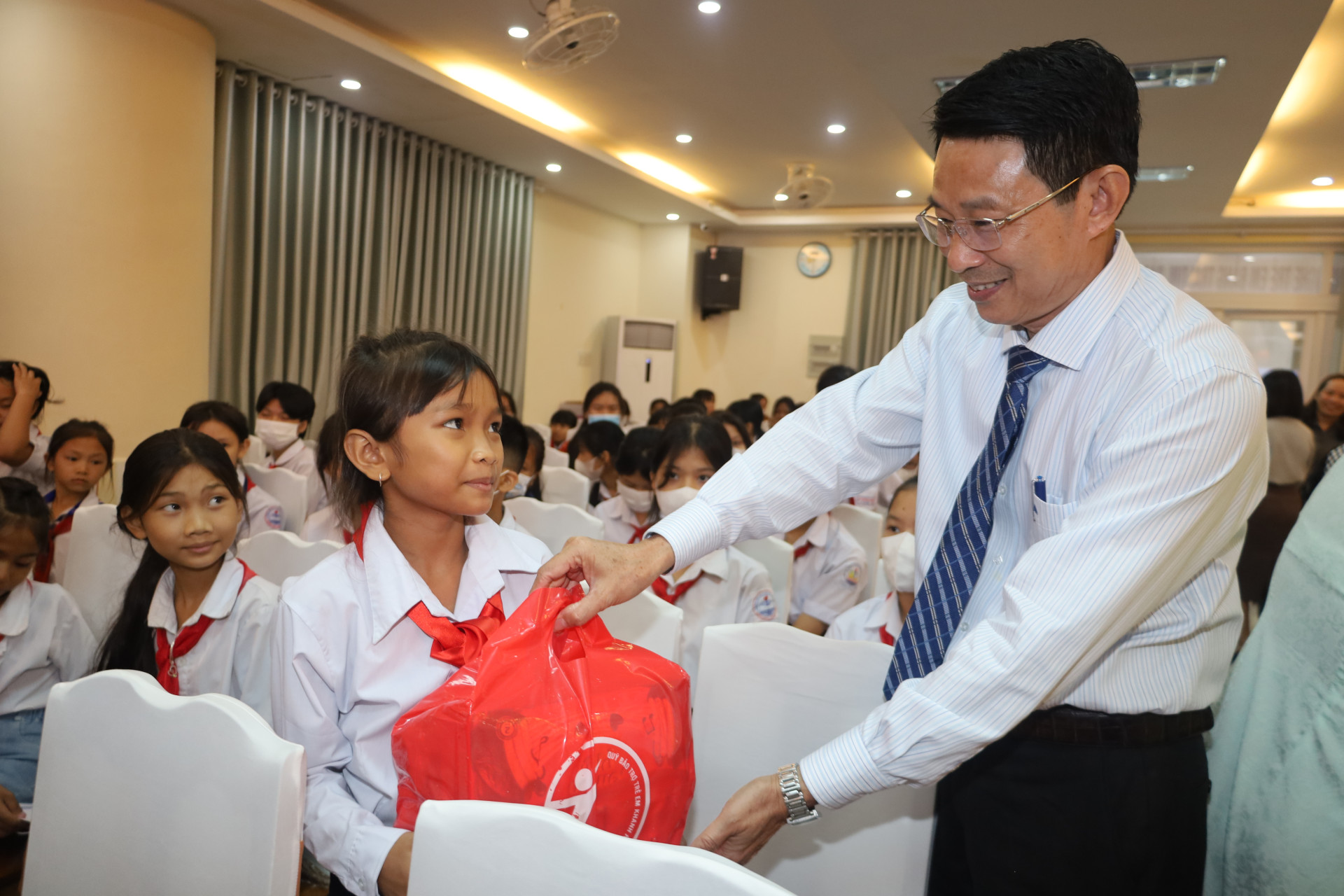 Đồng chí Đinh Văn Thiệu trao quà cho trẻ em có hoàn cảnh khó khăn.