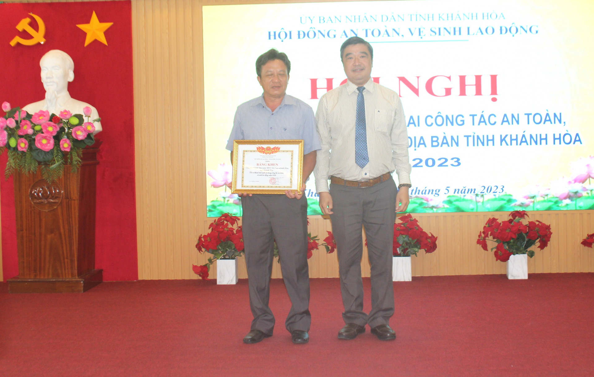 Ông Tạ Hồng Quang - Giám đốc Sở Lao động - Thương binh và Xã hội trao bằng khen của Bộ Lao động - Thương binh và Xã hội cho tập thể đạt thành tích xuất sắc trong công tác an toàn vệ sinh lao động.