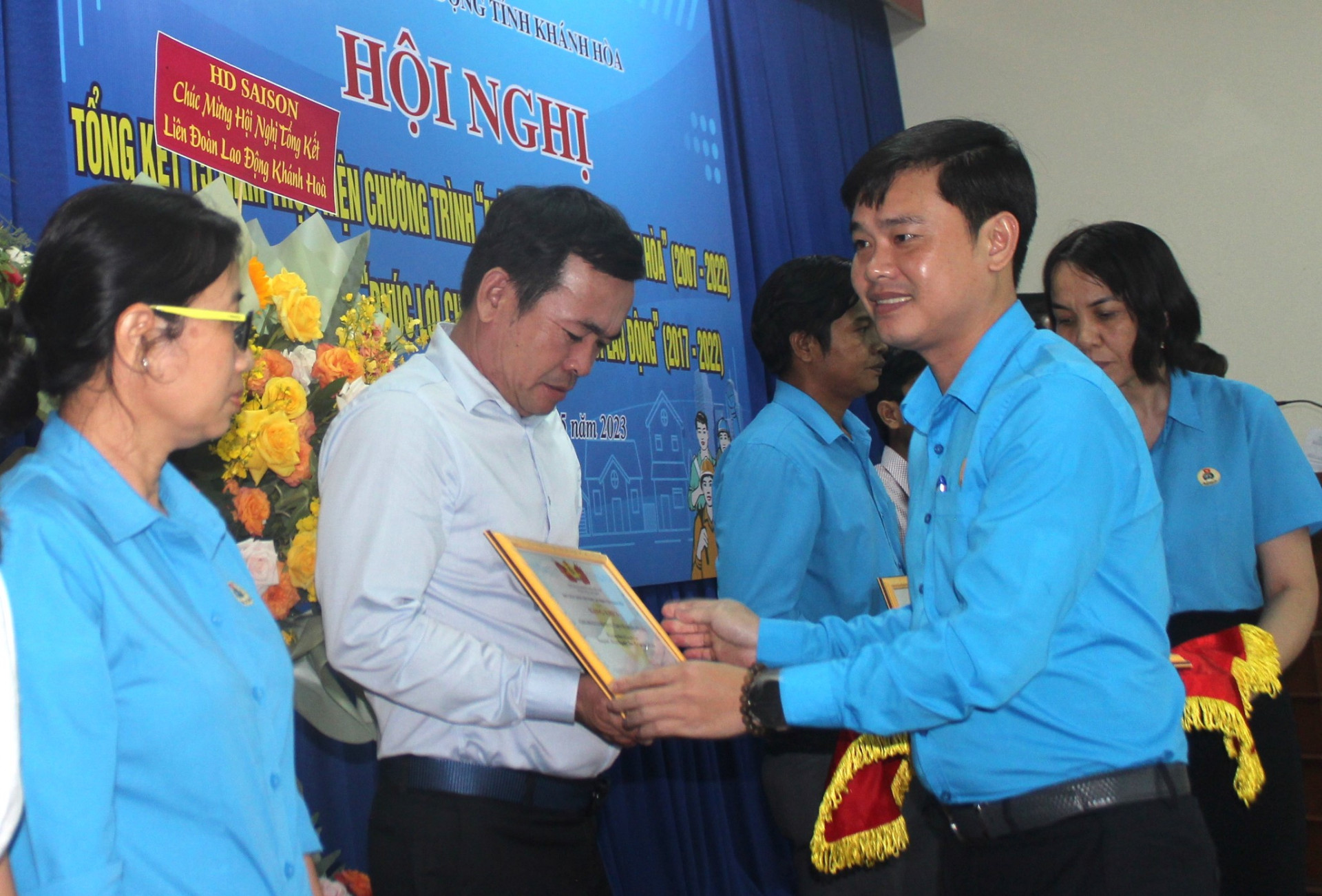 Ông Bùi Hoài Nam - Chủ tịch Liên đoàn Lao động tỉnh trao bằng khen cho những cá nhân có nhiều đóng góp.