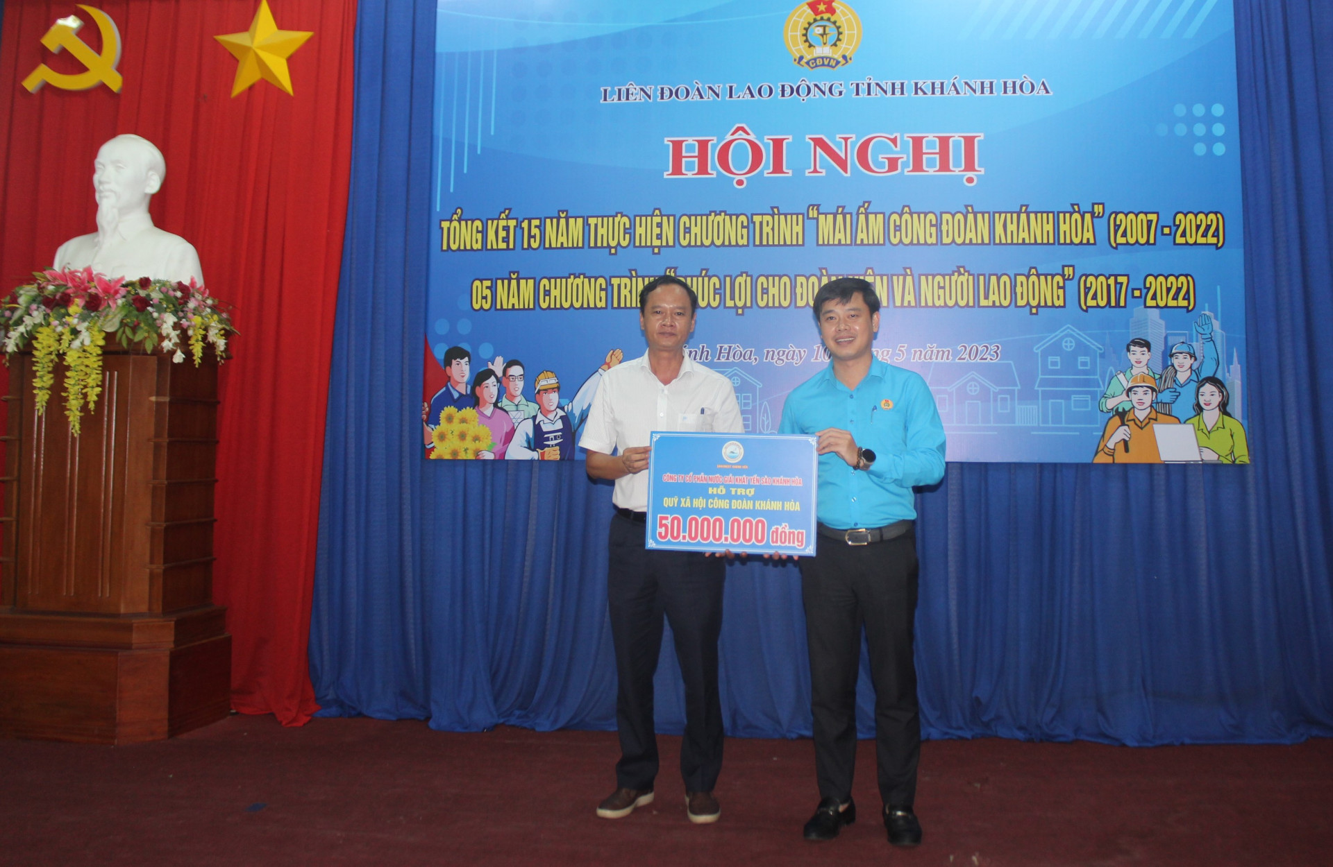 Đại diện các đơn vị, doanh nghiệp và công đoàn cấp ngành, huyện trao hỗ trợ cho Quỹ xã hội Công đoàn Khánh Hòa.