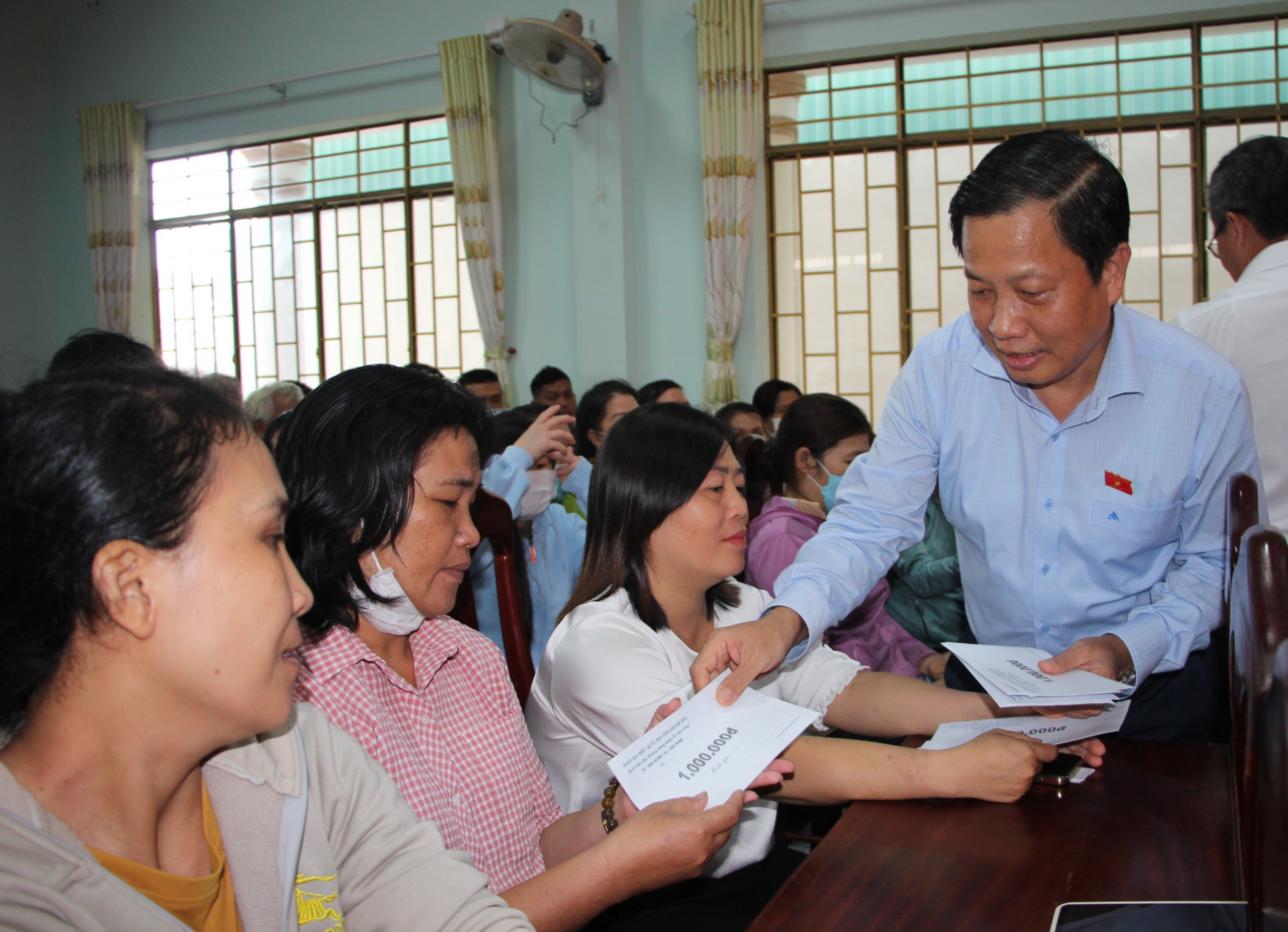 Đồng chí Hà Quốc Trị trao hỗ trợ cho đoàn viên, người lao động huyện Diên Khánh.