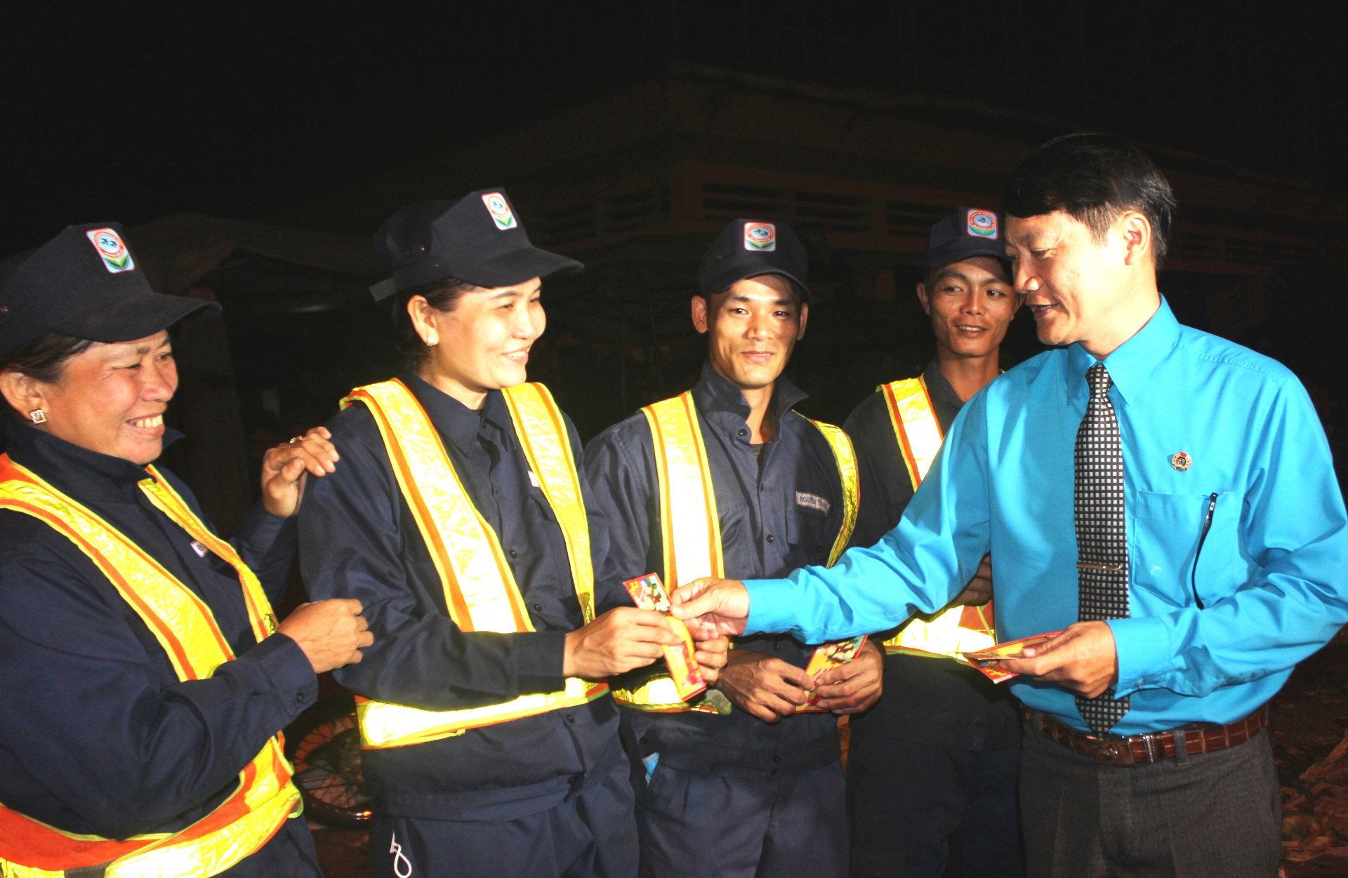 Ông Ngô Anh Duyệt thăm hỏi, động viên, trao hỗ trợ cho công nhân thu gom rác thải làm việc ca đêm.