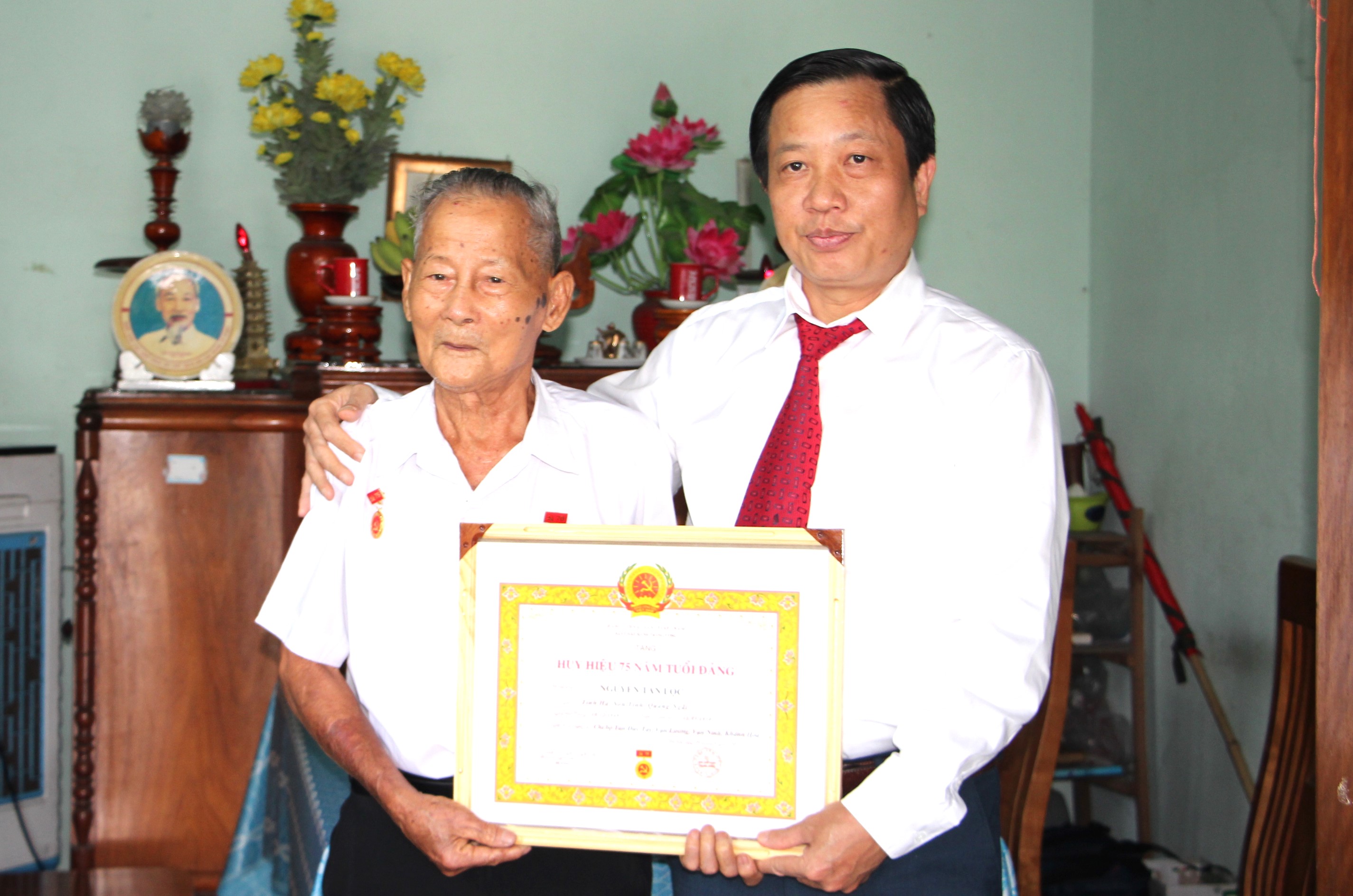 Ông Hà Quốc Trị - Phó Bí thư Tỉnh ủy, Trưởng đoàn Đại biểu Quốc hội tỉnh: Trao Huy hiệu 75 năm tuổi Đảng cho các đảng viên tiêu biểu huyện Vạn Ninh