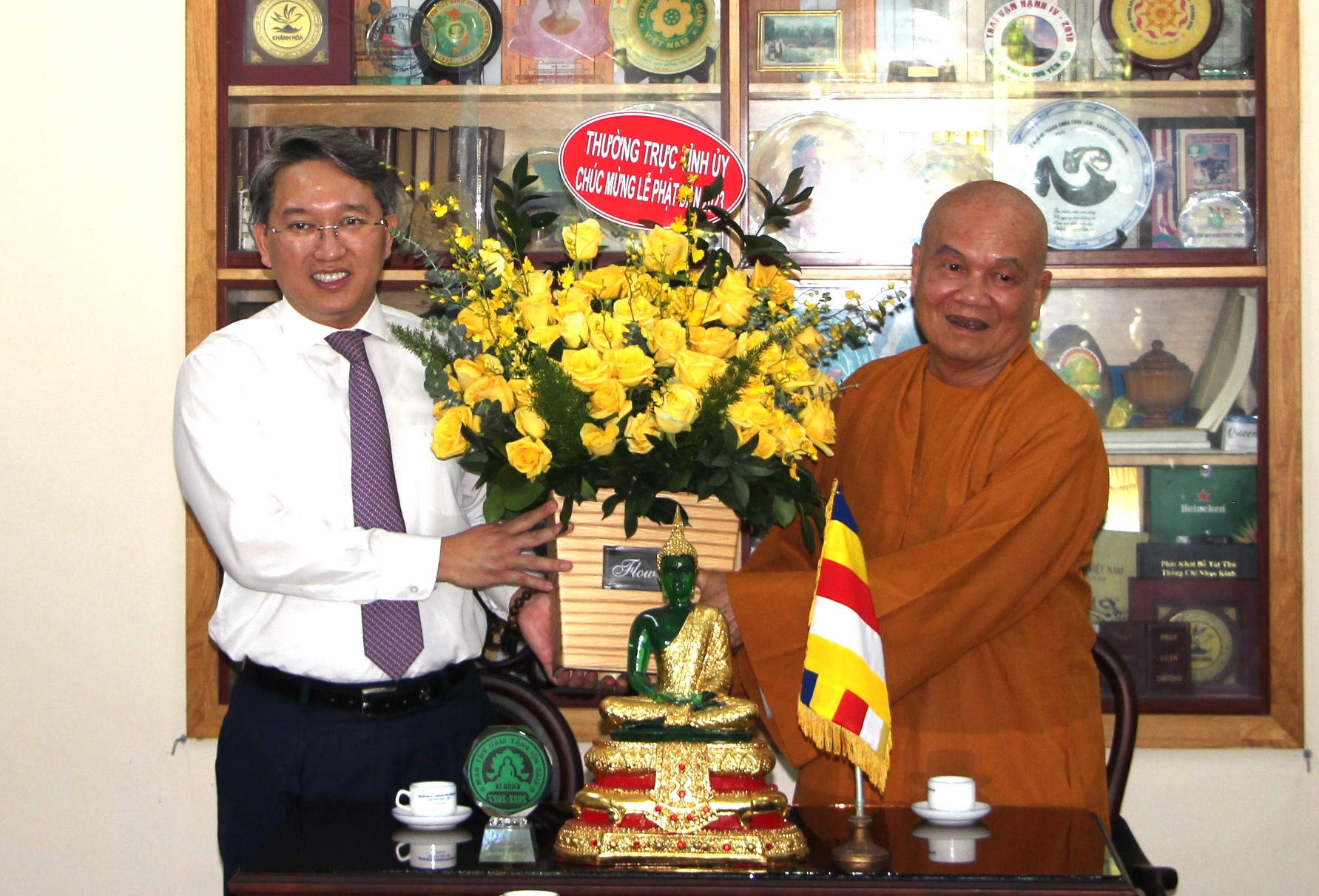 Đồng chí Nguyễn Hải Ninh tặng hoa, chúc mừng Ban Trị sự Giáo hội Phật giáo Việt Nam tỉnh.