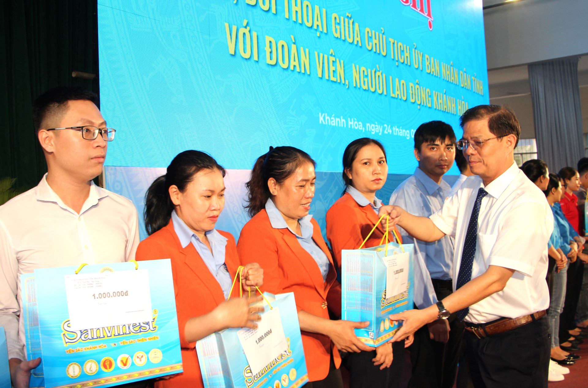 Đồng chí Nguyễn Tấn Tuân trao quà cho đoàn viên, người lao động.