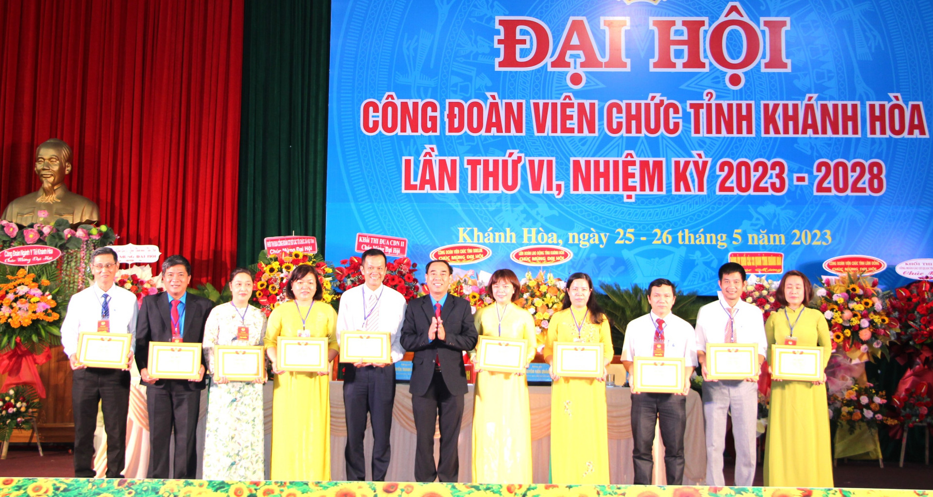 Ông Nguyễn Thanh Phong - Chủ tịch Công đoàn Viên chức tỉnh tặng giấy khen cho những tập thể xuất sắc.