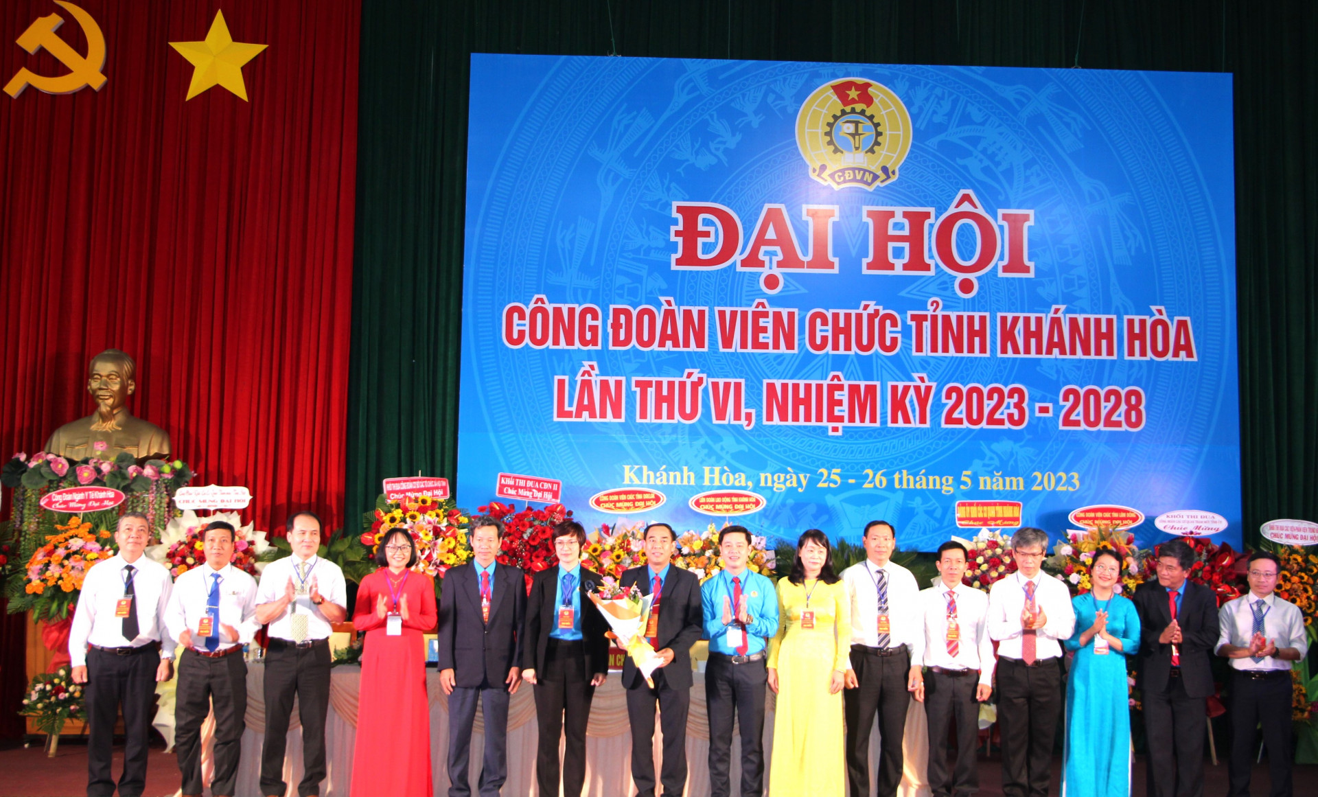 Lãnh đạo Liên đoàn Lao động tỉnh tặng hoa chúc mừng Ban Chấp hành Công đoàn Viên chức tỉnh nhiệm kỳ 2023-2028.