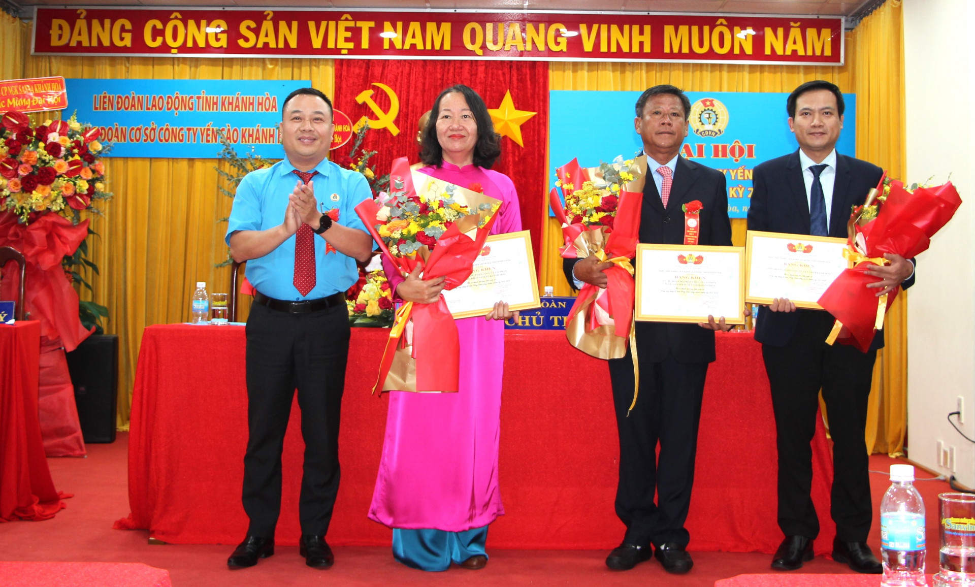 Ông Nguyễn Đức Trí - Phó Chủ tịch Liên đoàn Lao động tỉnh trao bằng khen cho những tập thể có thành tích xuất sắc.