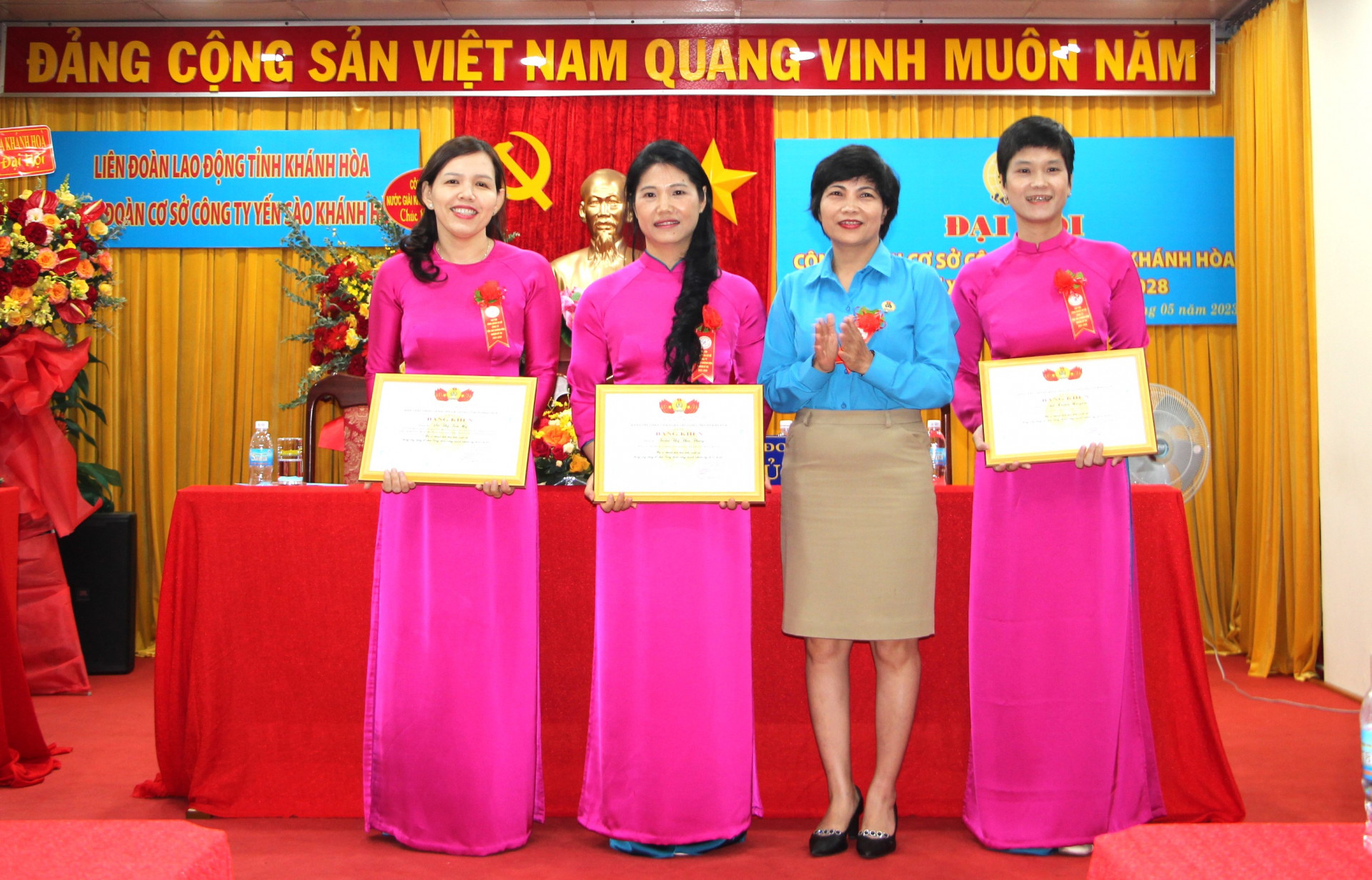 Bà Trần Thị Hương - Phó Chủ tịch Liên đoàn Lao động tỉnh tặng bằng khen cho những cá nhân có thành tích xuất sắc.