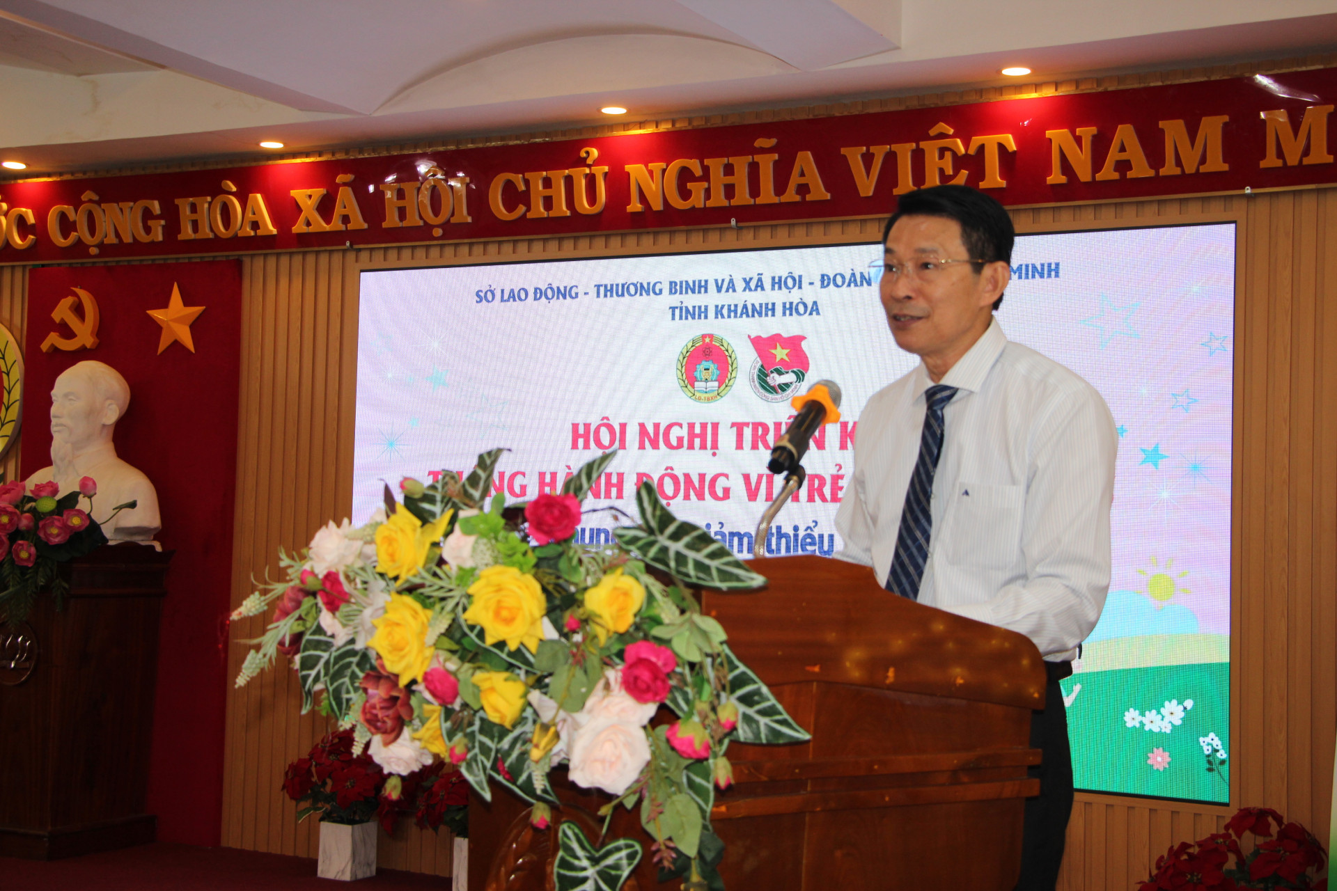 Đồng chí Đinh Văn Thiệu phát biểu tại hội nghị.