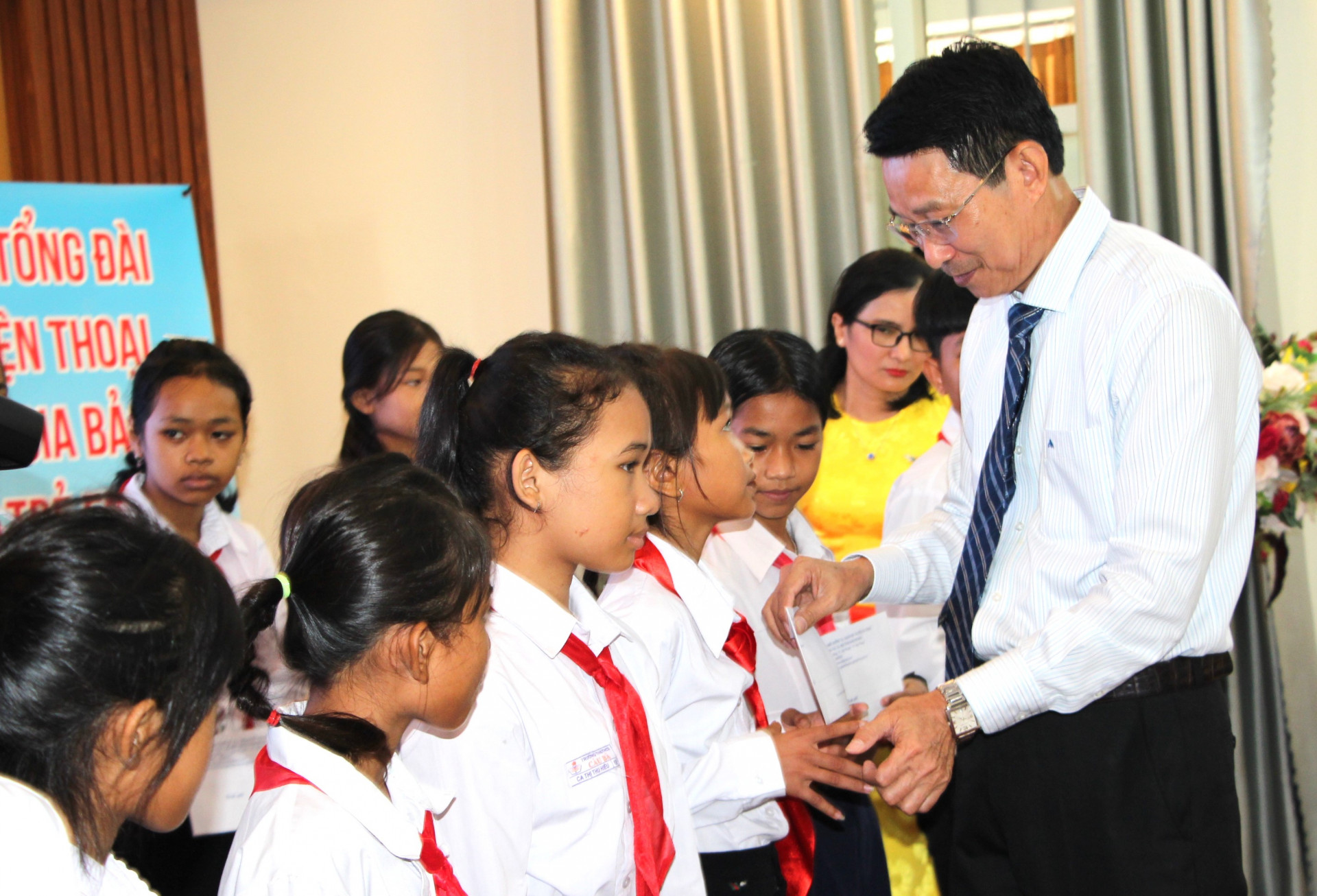 Đồng chí Đinh Văn Thiệu trao học bổng cho học sinh nghèo vượt khó học tập tốt.