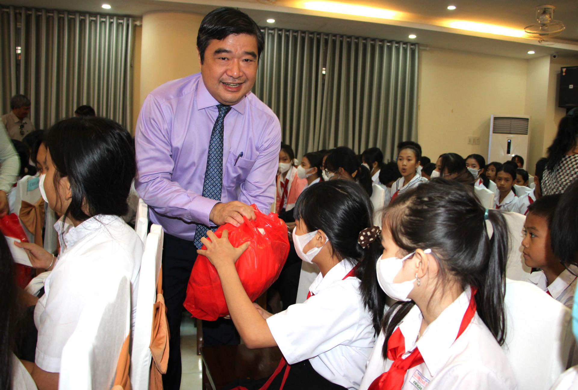 Ông Tạ Hồng Quang - Giám đốc Sở Lao động - Thương binh và Xã hội trao quà cho trẻ em có hoàn cảnh khó khăn.