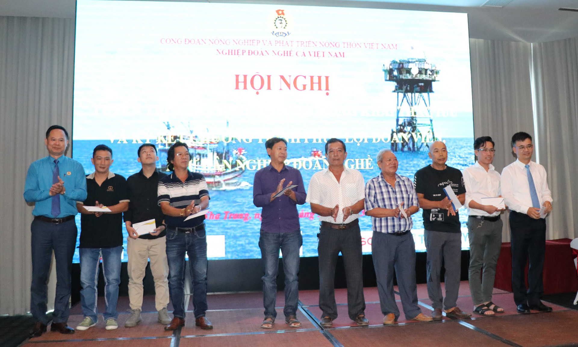 Lãnh đạo Nghiệp đoàn Nghề cá Việt Nam và doanh nghiệp trao quà cho ngư dân