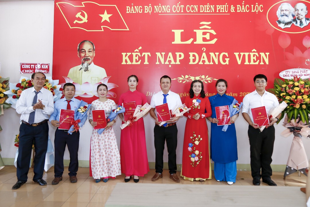 Lễ kết nạp đảng viên mới tại Đảng bộ nòng Cụm công nghiệp Diên Phú - Đắc Lộc