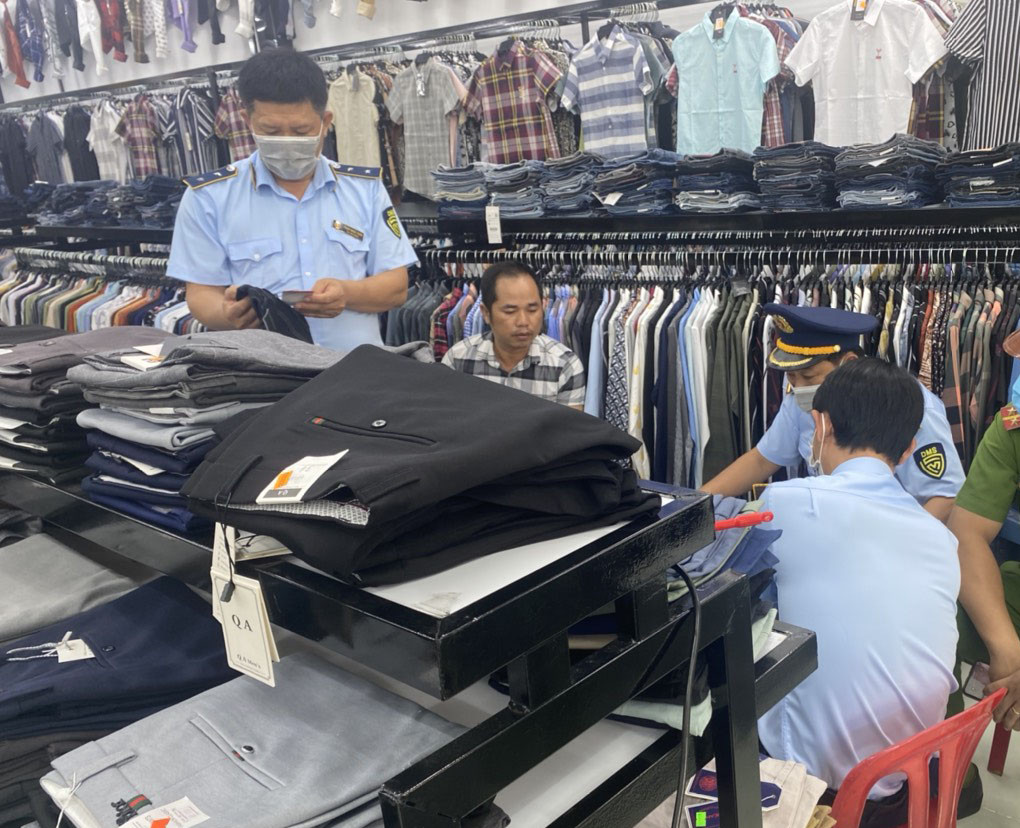 Lực lượng quản lý thị trường kiểm tra tại cơ sở kinh doanh quần áo