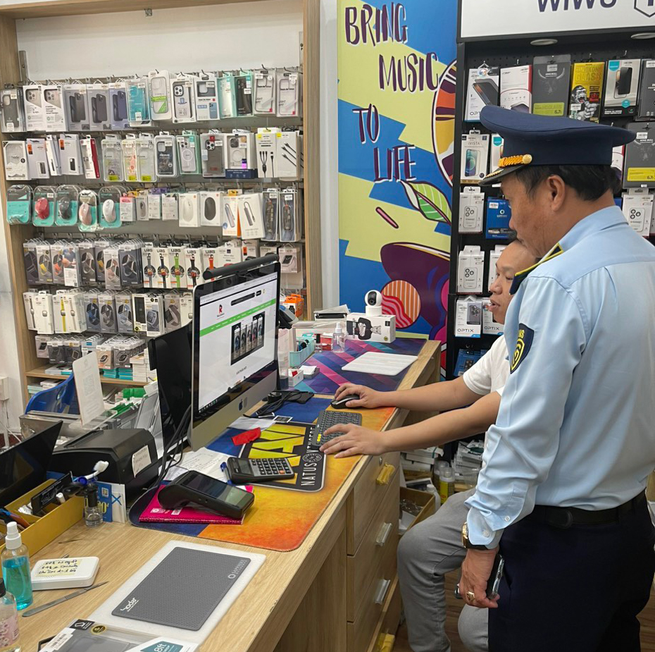 Lực lượng quản lý thị trường kiểm tra website của cơ sở kinh doanh