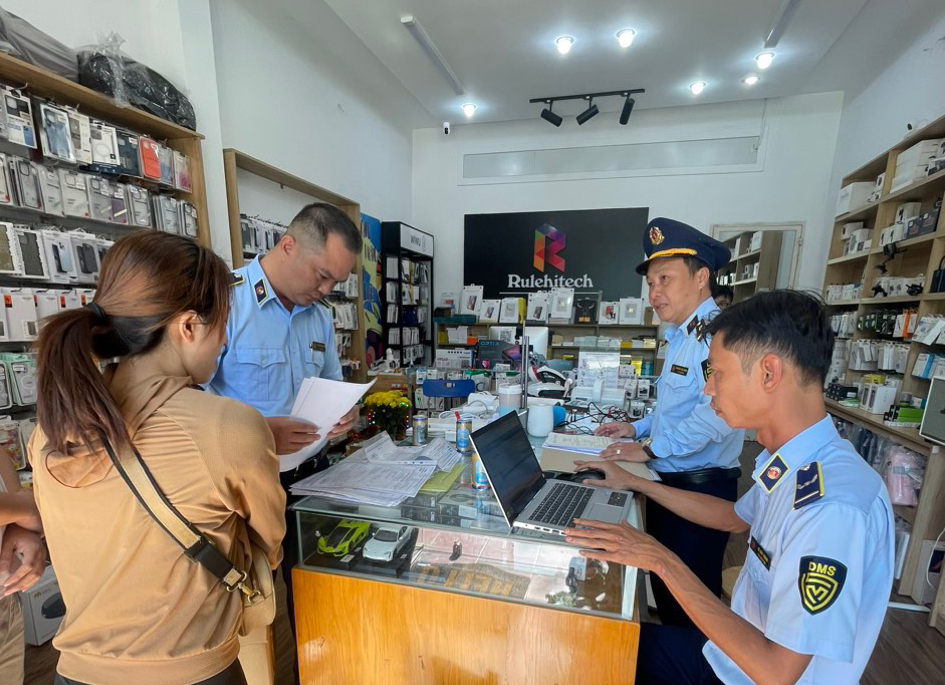 Lực lượng quản lý thị trường làm việc với đại diện cơ sở kinh doanh