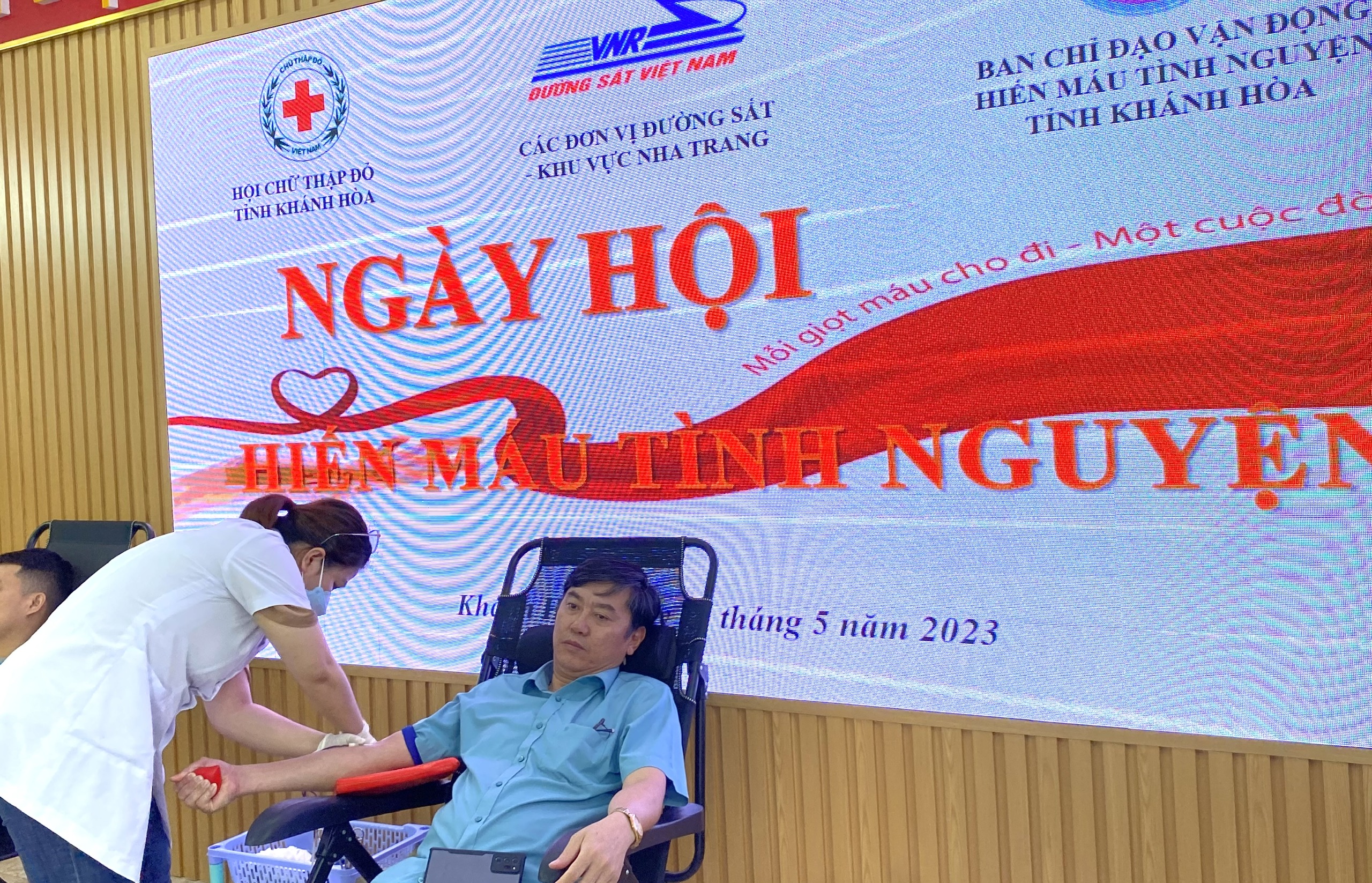 Gần 200 người tham gia hiến máu tình nguyện