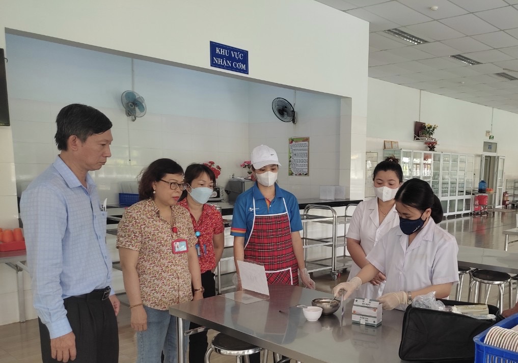 Kiểm tra ATTP tại bếp ăn Xí nghiệp may Khatoco Khánh Hòa