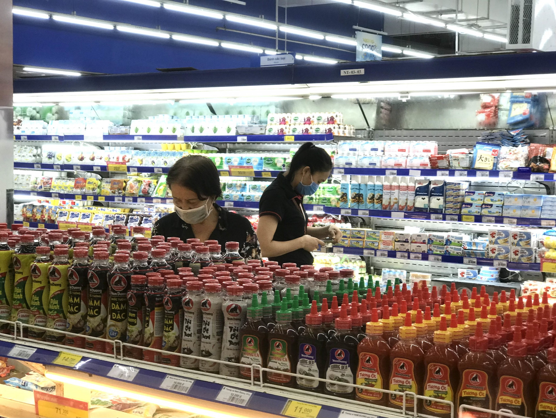 Người dân mua hàng tại một siêu thị trên địa bàn Nha Trang