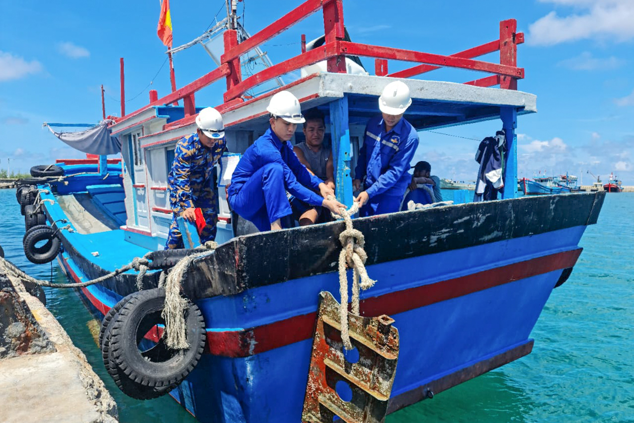 Trung tâm dịch vụ Hậu cần - Kỹ thuật đảo Trường Sa: Hỗ trợ một tàu cá gặp sự cố