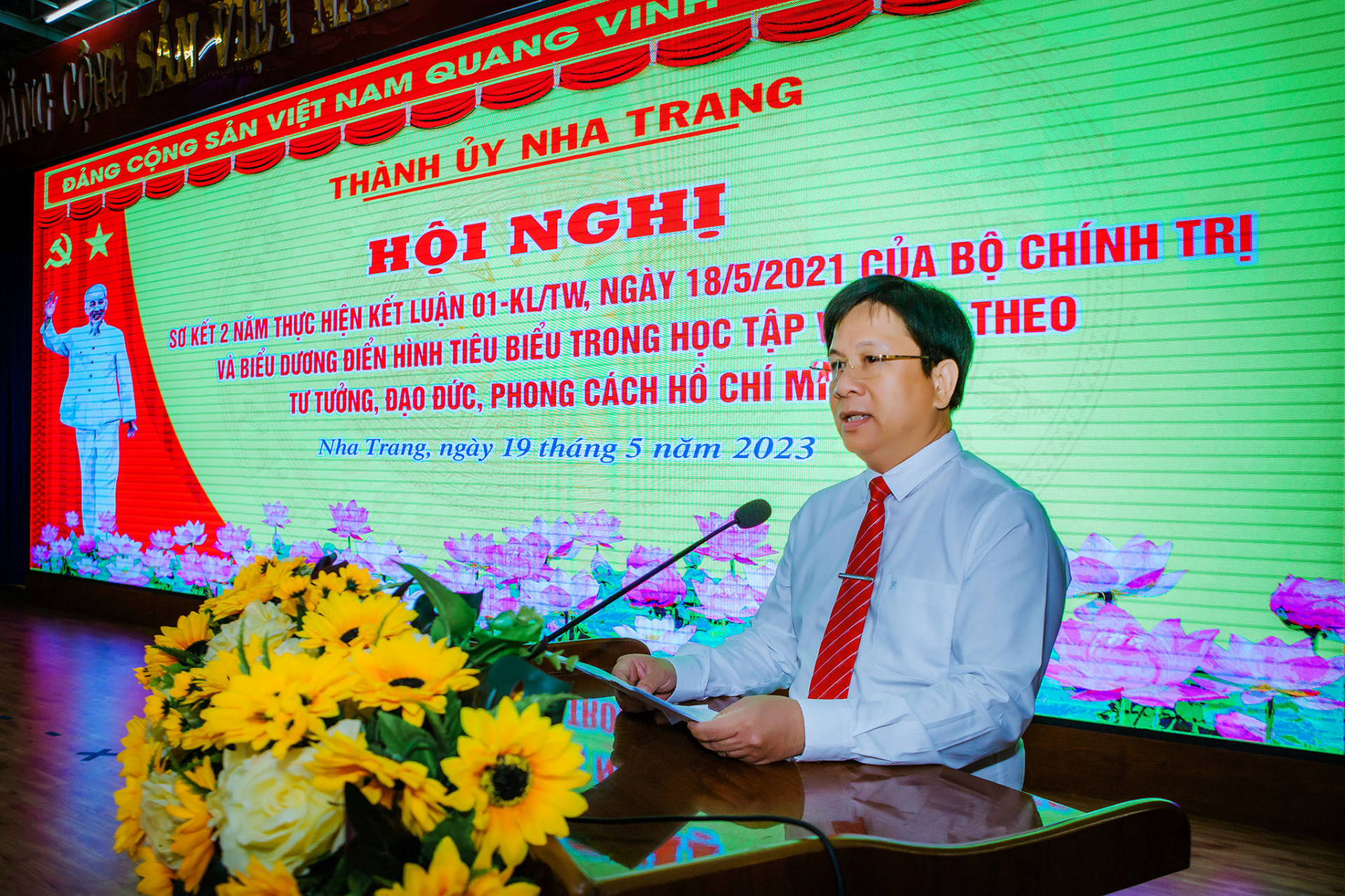 Đồng chí Hồ Văn Mừng phát biểu kết luận hội nghị. 