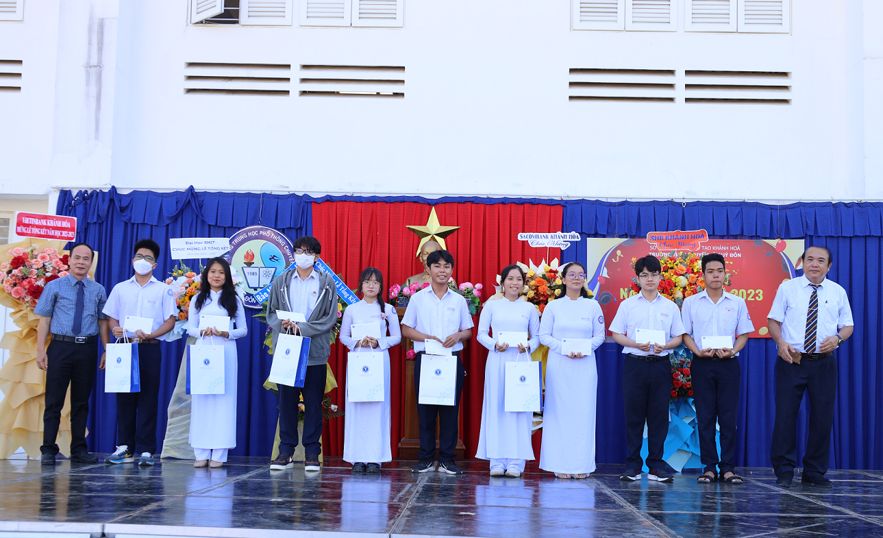 Trường Đại học Luật TP. Hồ Chí Minh: Trao tặng 30 suất học bổng cho học sinh Trường THPT Chuyên Lê Quý Đôn