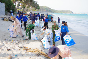 Phường Ninh Hải:  Ra quân thu gom rác, làm sạch 5km bờ biển Đông Hải