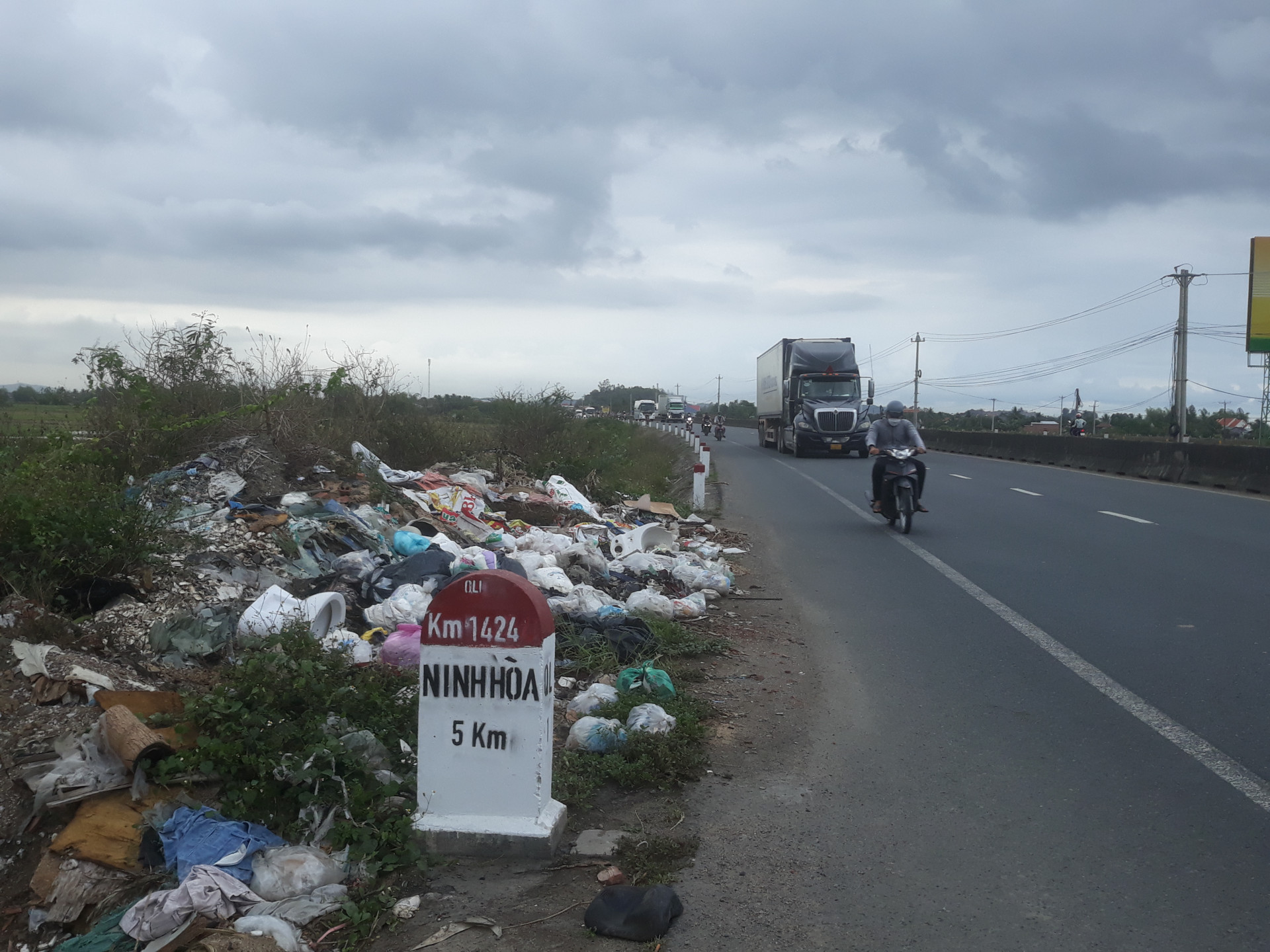 Tiếng nói nhân dân Cần thu dọn bãi rác bên đường          