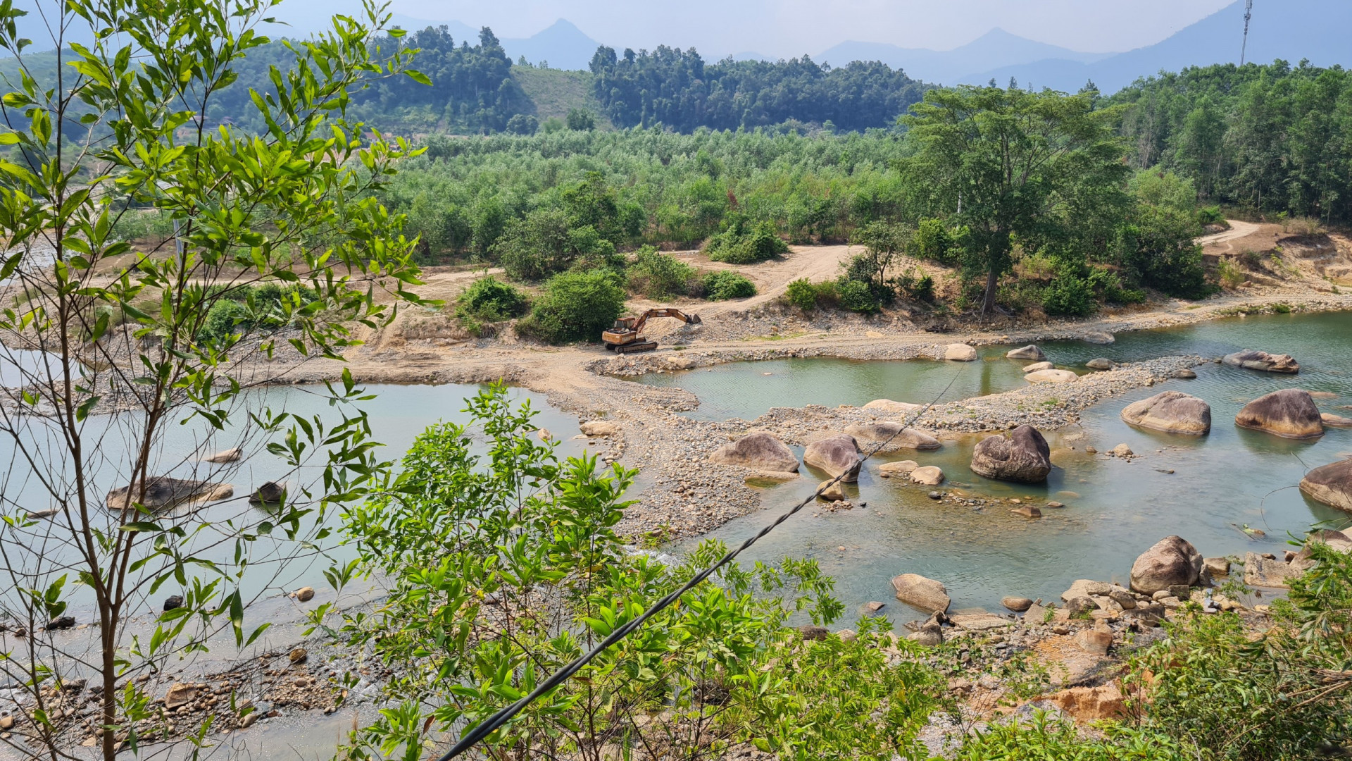 Khai thác khoáng sản trái phép gây tan hoang lòng sông, suối trên địa bàn xã Sơn Thái