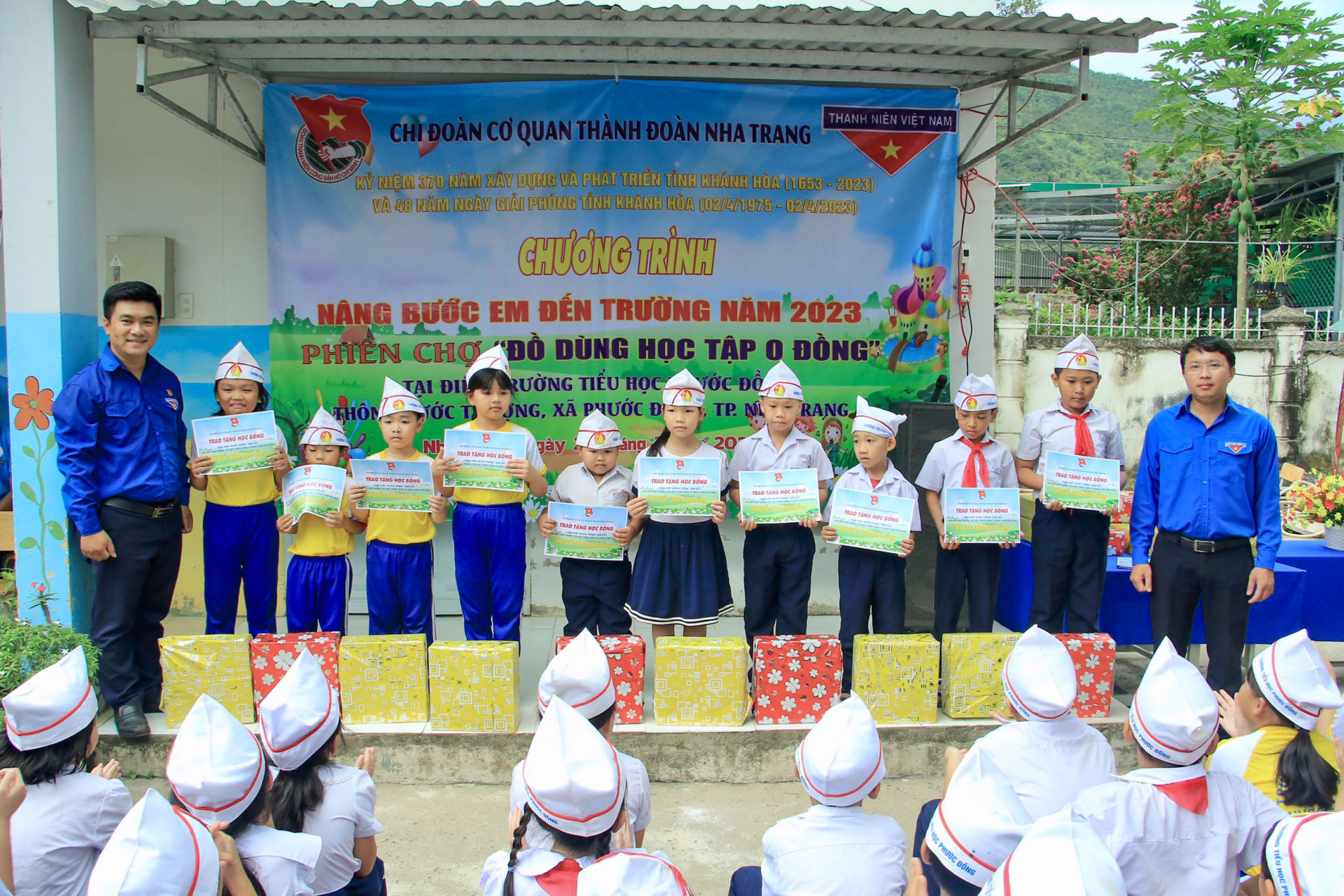 Chi đoàn cơ quan Thành đoàn Nha Trang trao quà cho đội viên, học sinh khó khăn xã Phước Đồng