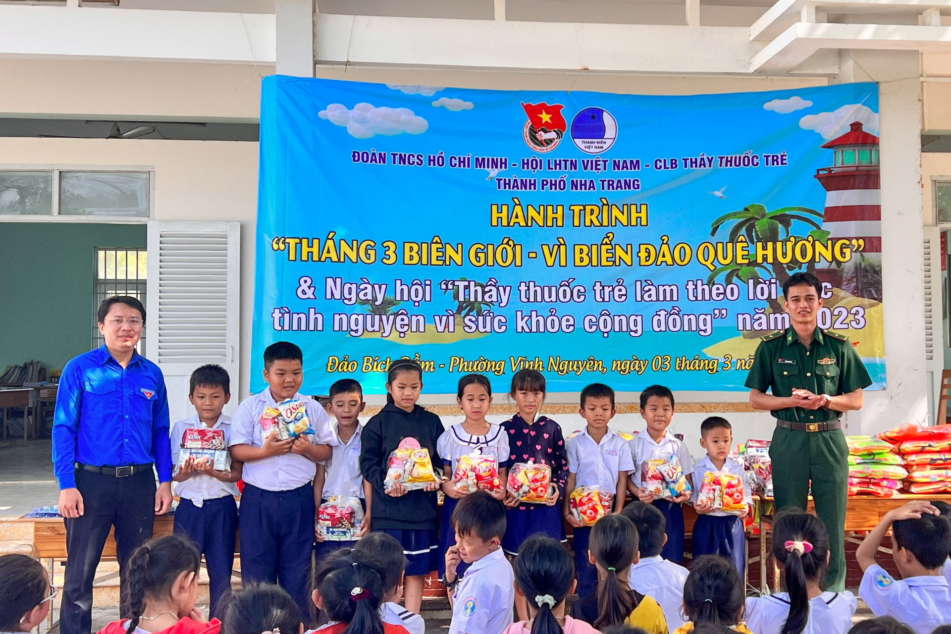Thành đoàn - Hội Liên hiệp Thanh niên Việt Nam thành phố Nha Trang cùng Câu lạc bộ Thầy thuốc trẻ trao quà cho thiếu nhi tại tổ dân phố Bích Đầm