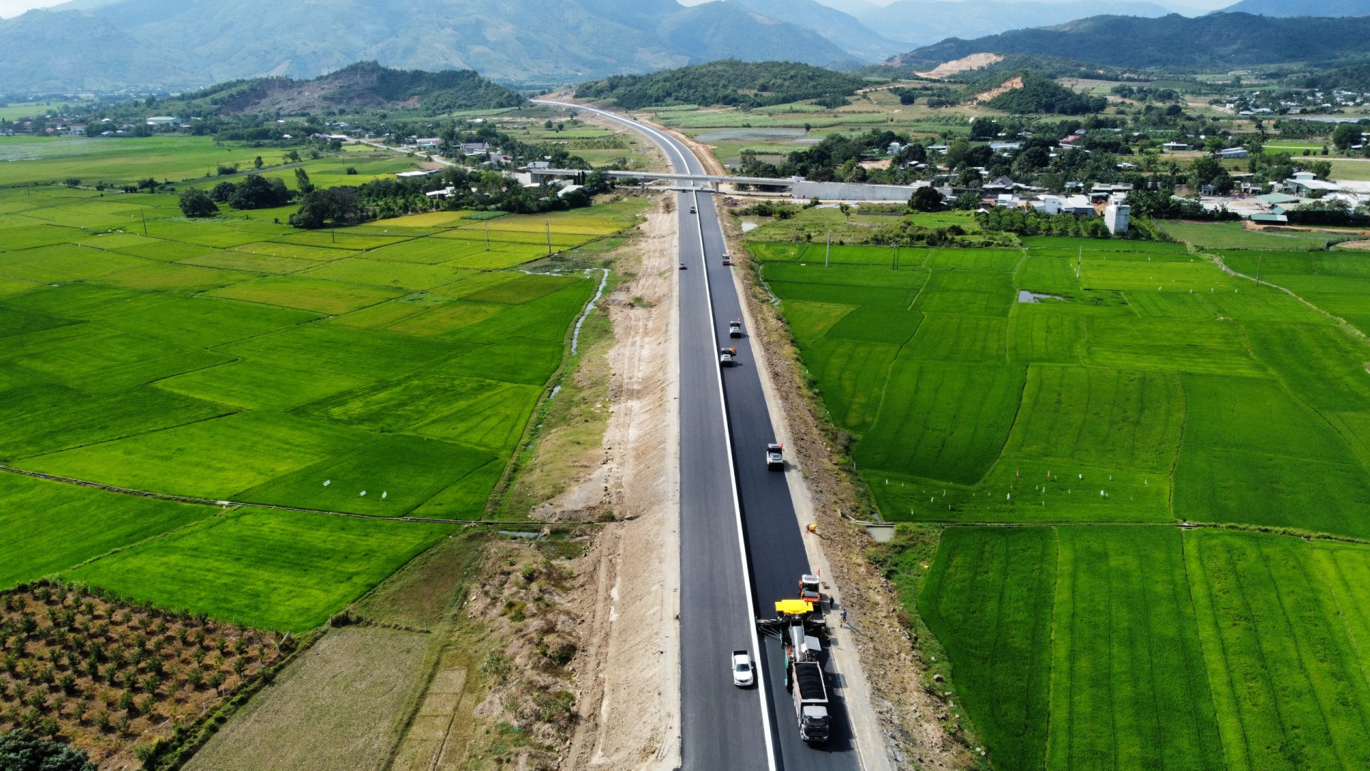 Dự án cao tốc Nha Trang - Cam Lâm đã cơ bản hoàn thiện tuyến chính.