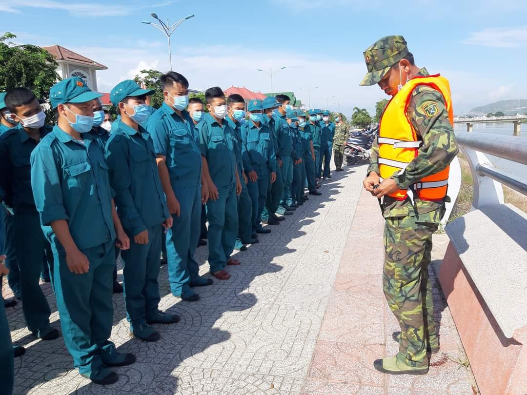 Các chiến sĩ dân quân tự vệ tập huấn thao tác mang mặc áo phao cứu hộ.
