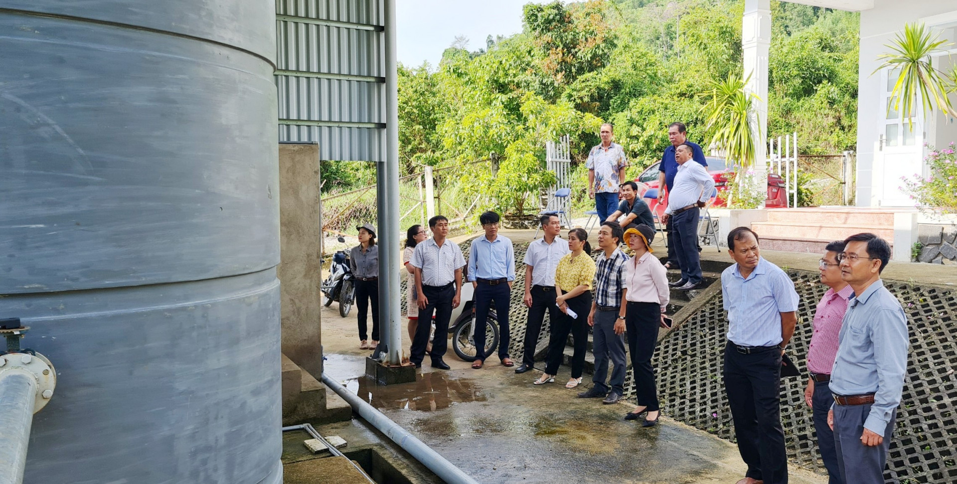 Đoàn giám sát kiểm tra thực tế công trình cấp nước tập trung tại xã Khánh Trung.