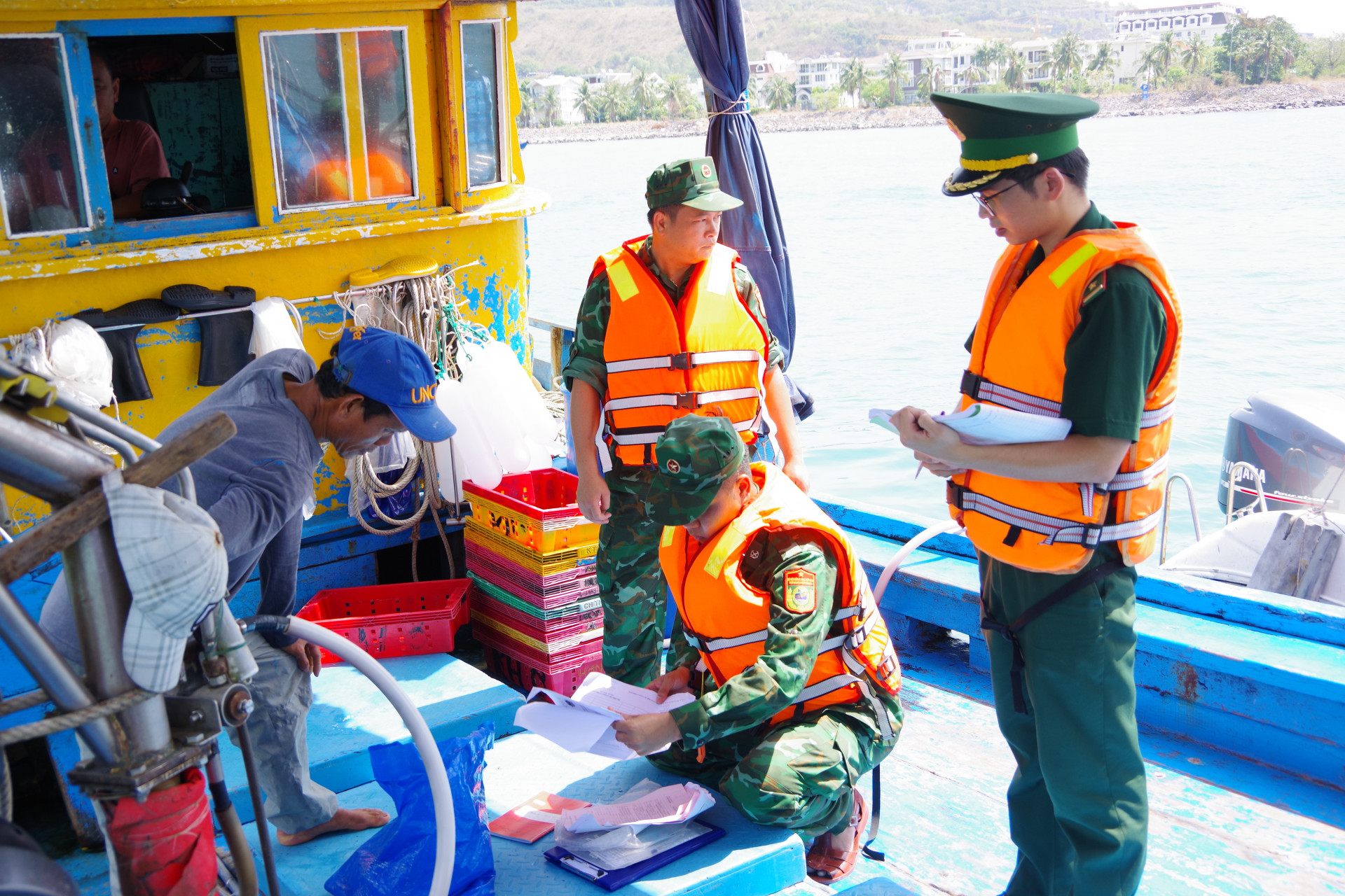 Tổ công tác kiểm tra tàu cá ngư dân hoạt động trên biển.