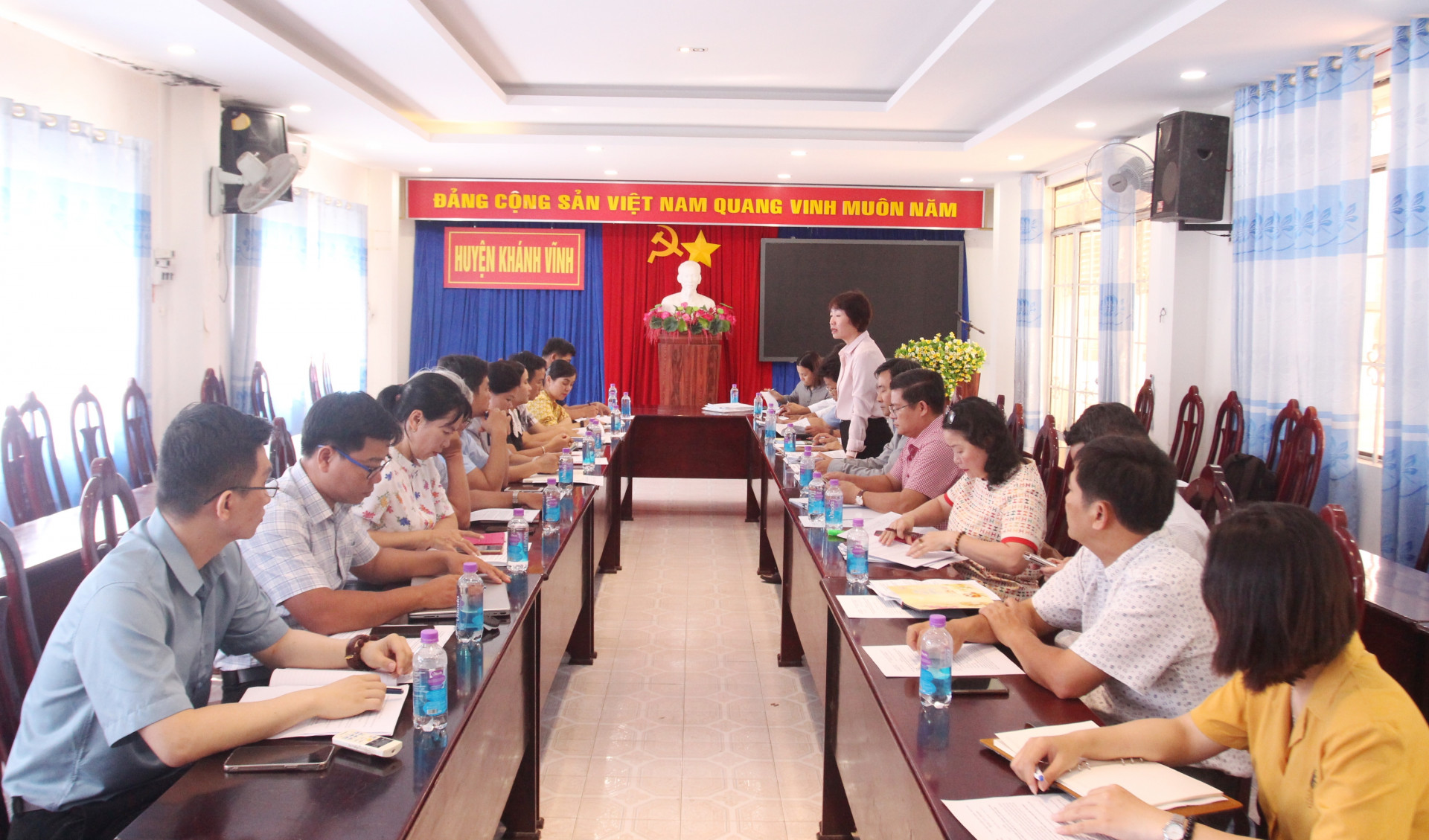 Đoàn giám sát làm việc với UBND huyện Khánh Vĩnh.