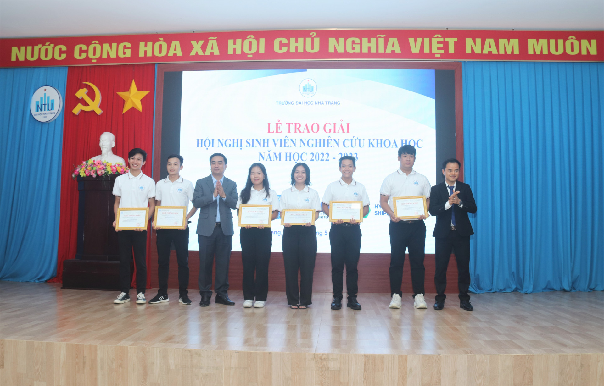 Phó Giáo sư, Tiến sĩ Phạm Quốc Hùng - Phó Hiệu trưởng Trường Đại học Nha Trang cùng đại diện nhà tài trợ trao giải cho các nhóm sinh viên cùng đạt giải nhất. 