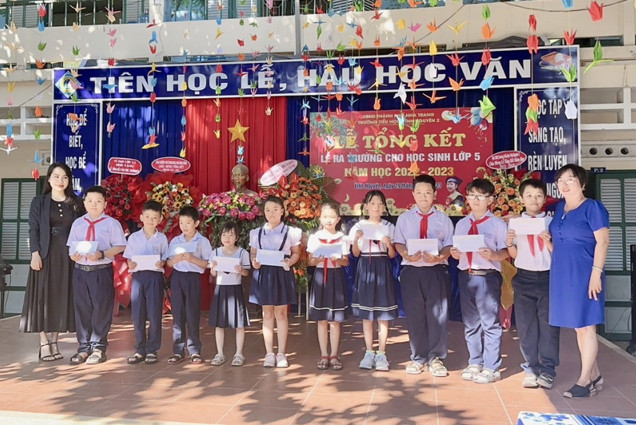 Trao học bổng cho các em học sinh trường Tiểu học Vĩnh Nguyên 2.