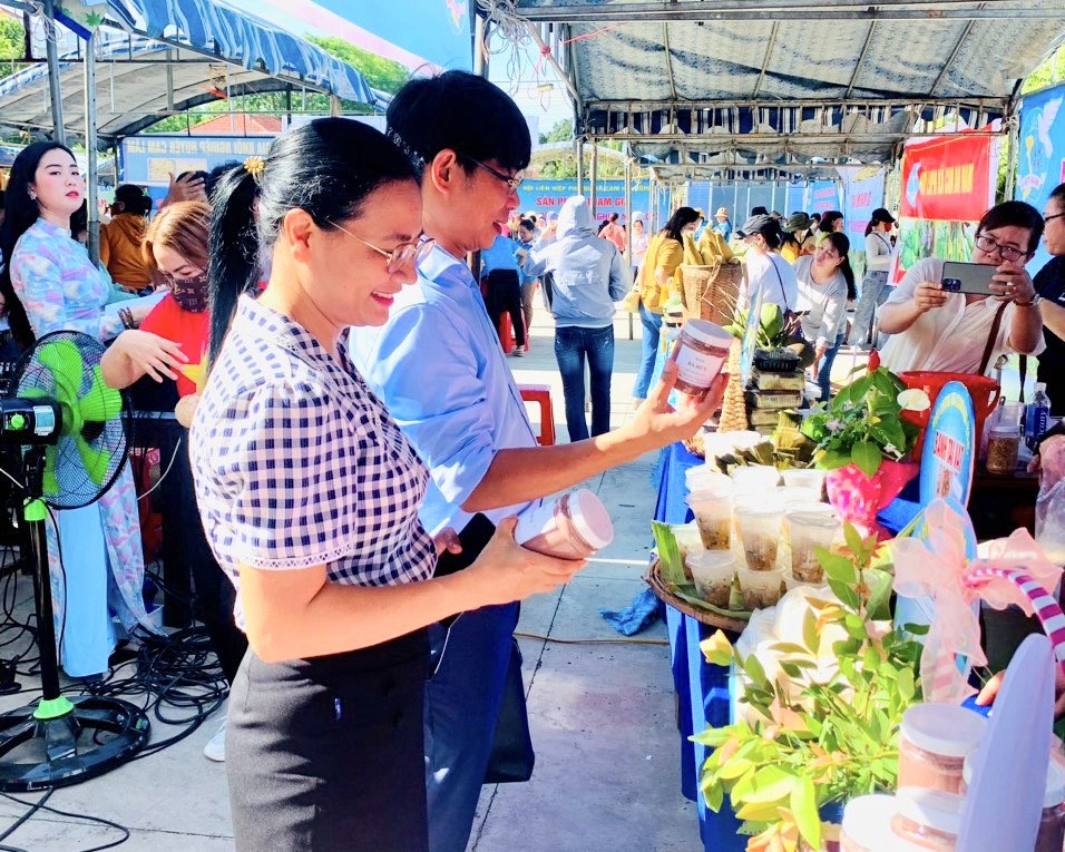 Lãnh đạo Hội LHPN tỉnh Khánh Hoà tham quan các gian hàng tại Ngày hội.