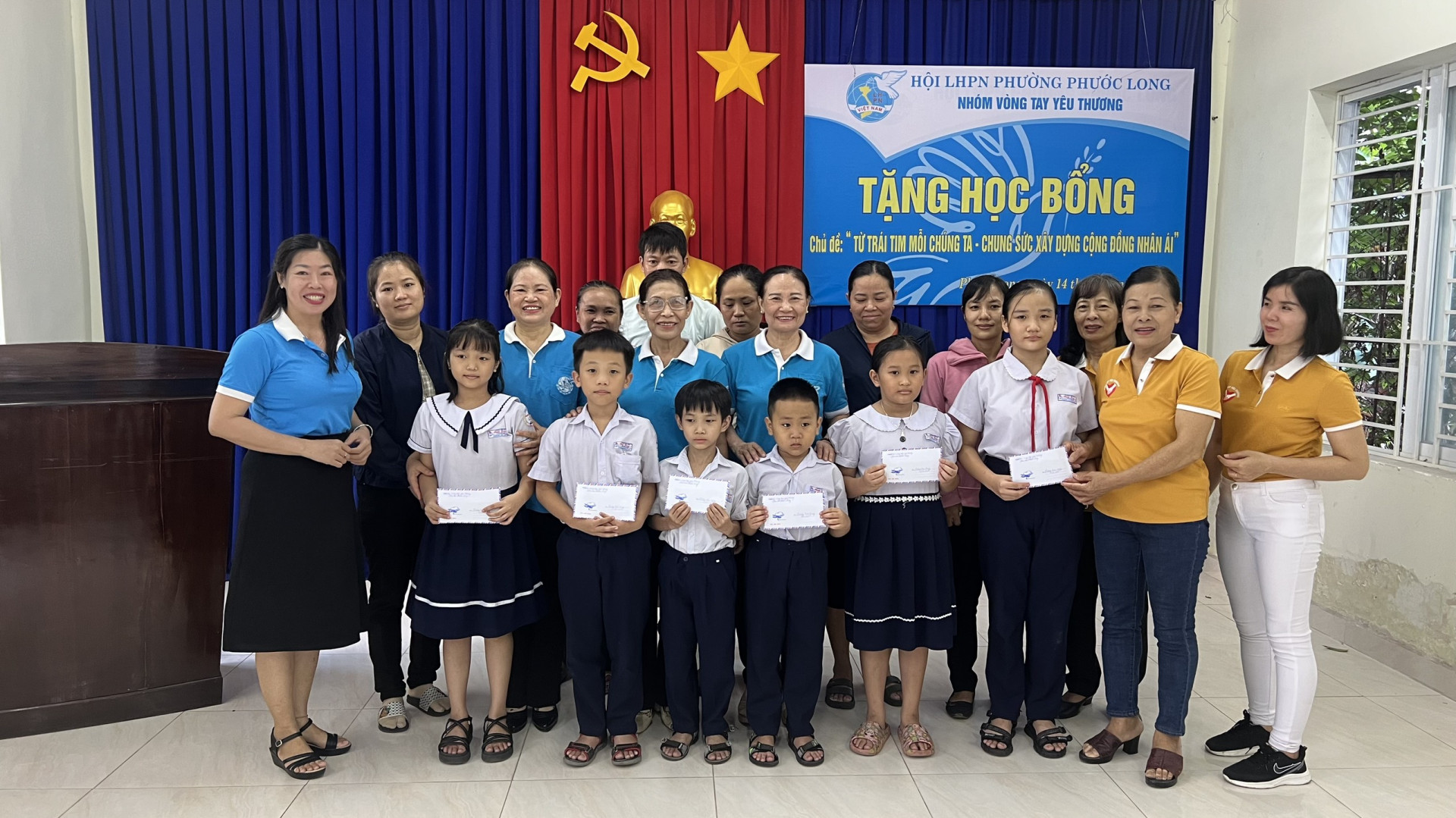 Trao học bổng cho các em.