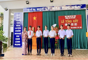 Hội Phụ nữ phường Vĩnh Nguyên: Trao học bổng cho học sinh khó khăn